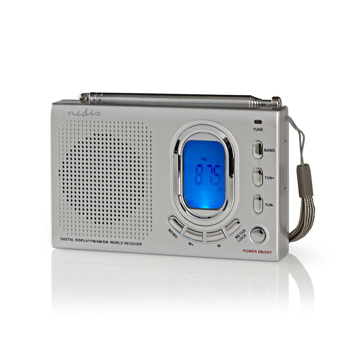 Zilveren draagbare radio. Blauw digitaal display. Knoppen, antenne en handriem. Zwarte tekst.