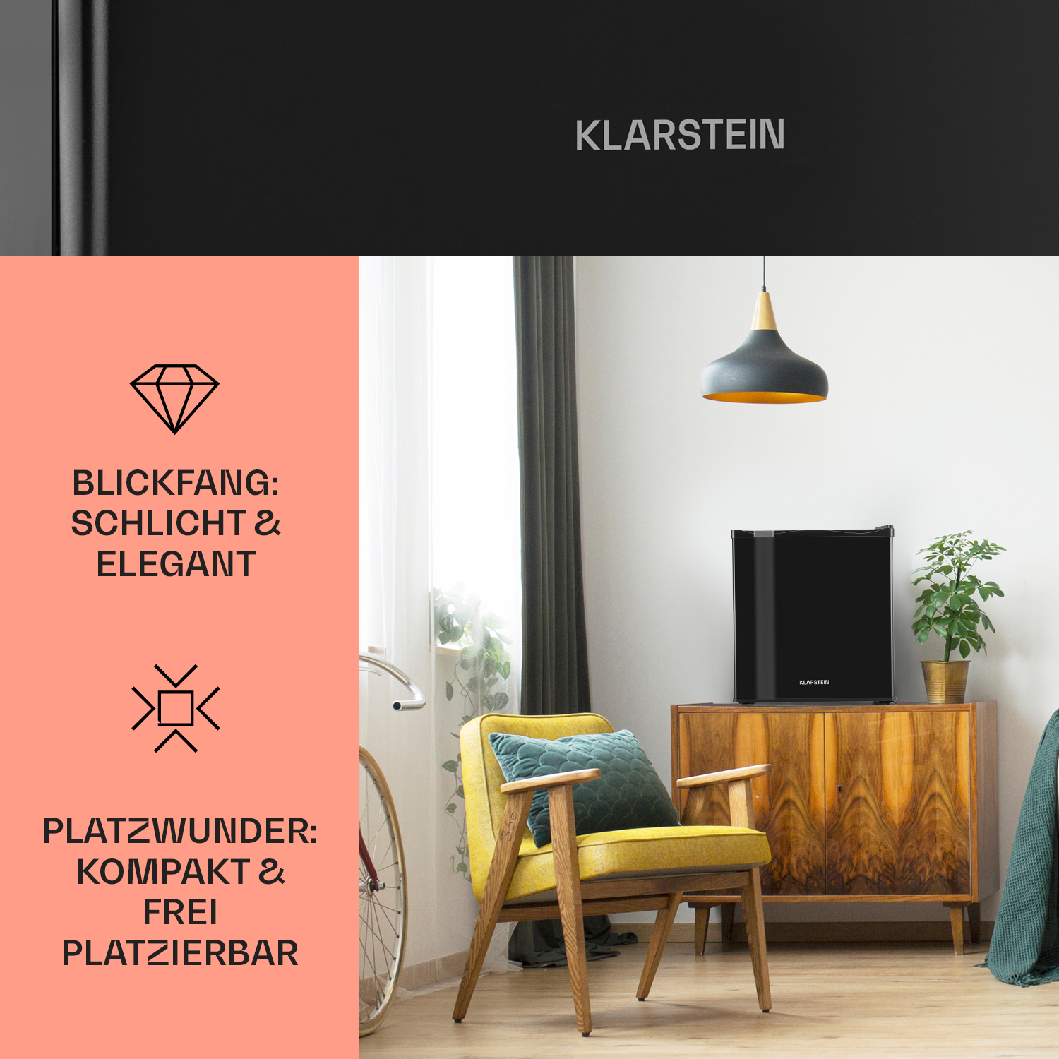 Ein modernes Zimmer mit einem kleinen Kühlschrank, einem gelben Stuhl und einem Beistelltisch. Mit Text und Logo.