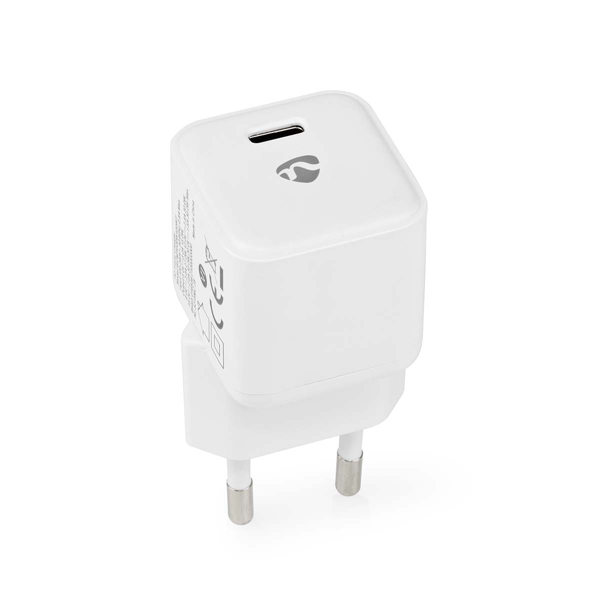 Ein weißes Wandladegerät mit einem USB-C-Anschluss und zwei Stiften für eine europäische Steckdose.