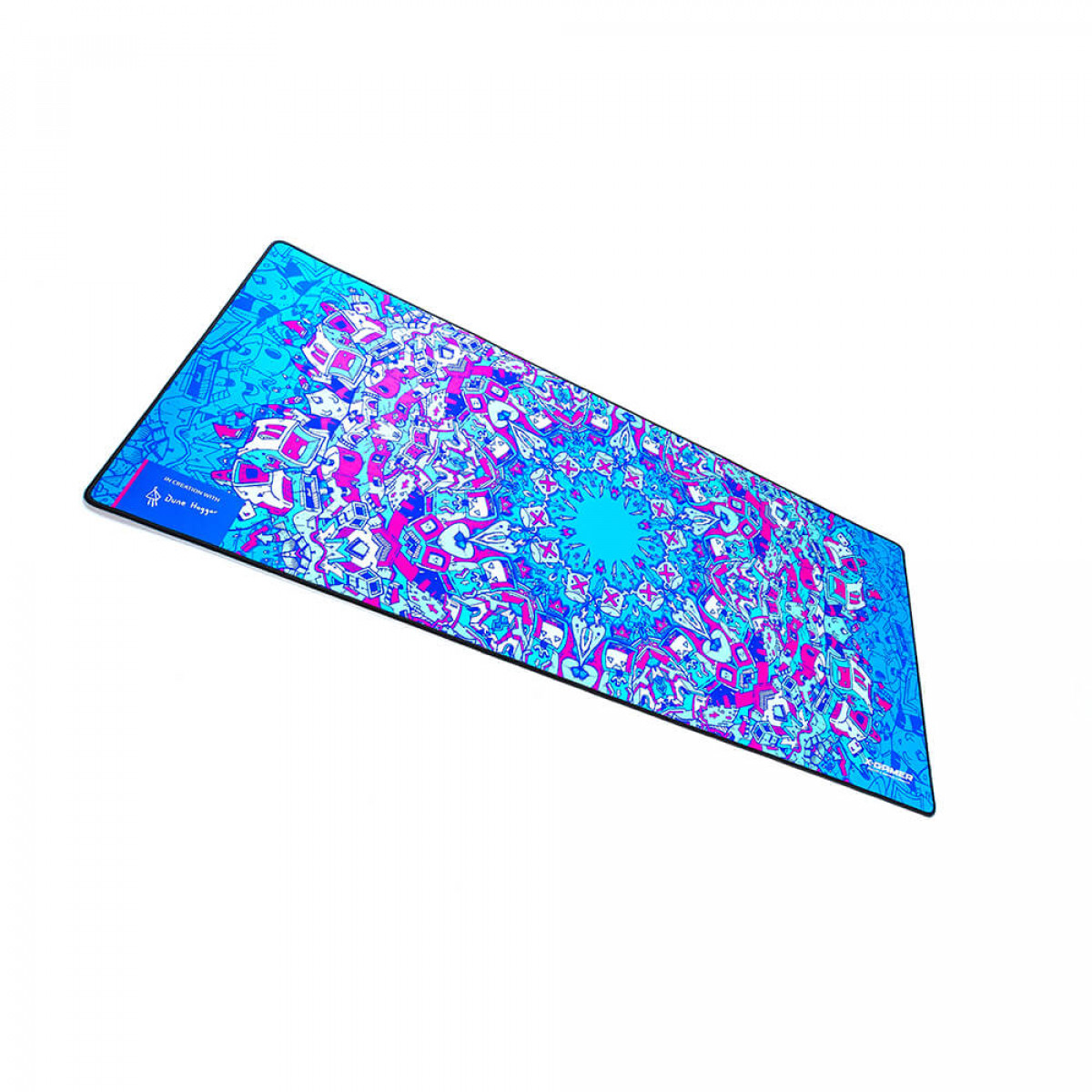 Ein blau-rosa gemustertes Mousepad auf weißem Hintergrund.
