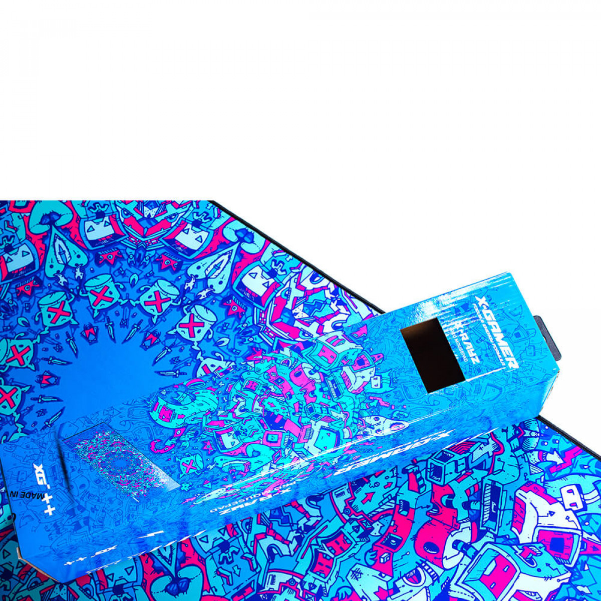 Ein blaues Gaming-Mauspad mit bunten Designs. Eine Box mit der Marke 'XGamer' liegt obenauf.