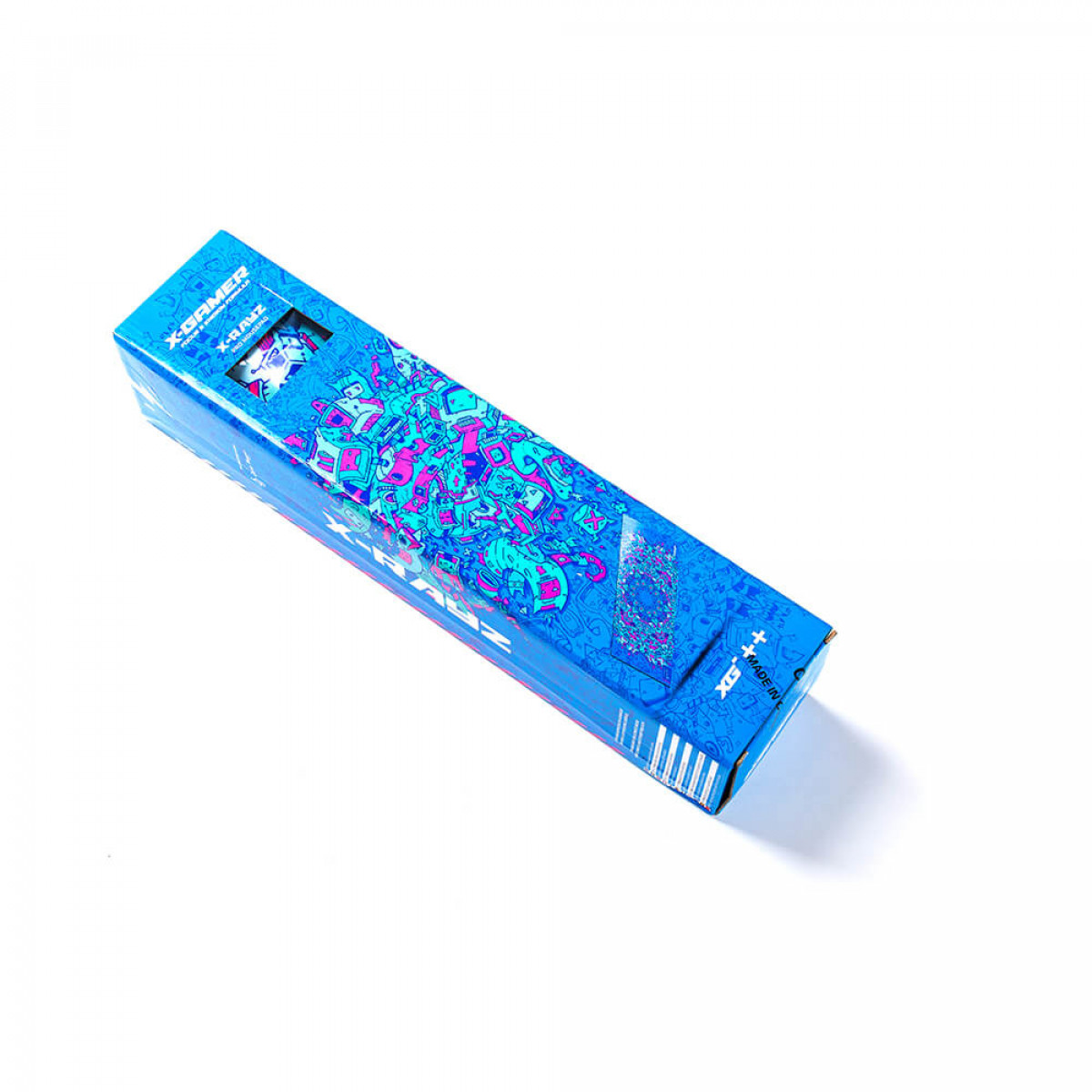 Blaue und weiße Box mit X-Gamer-Design, schräge Ansicht. Weißer Hintergrund.