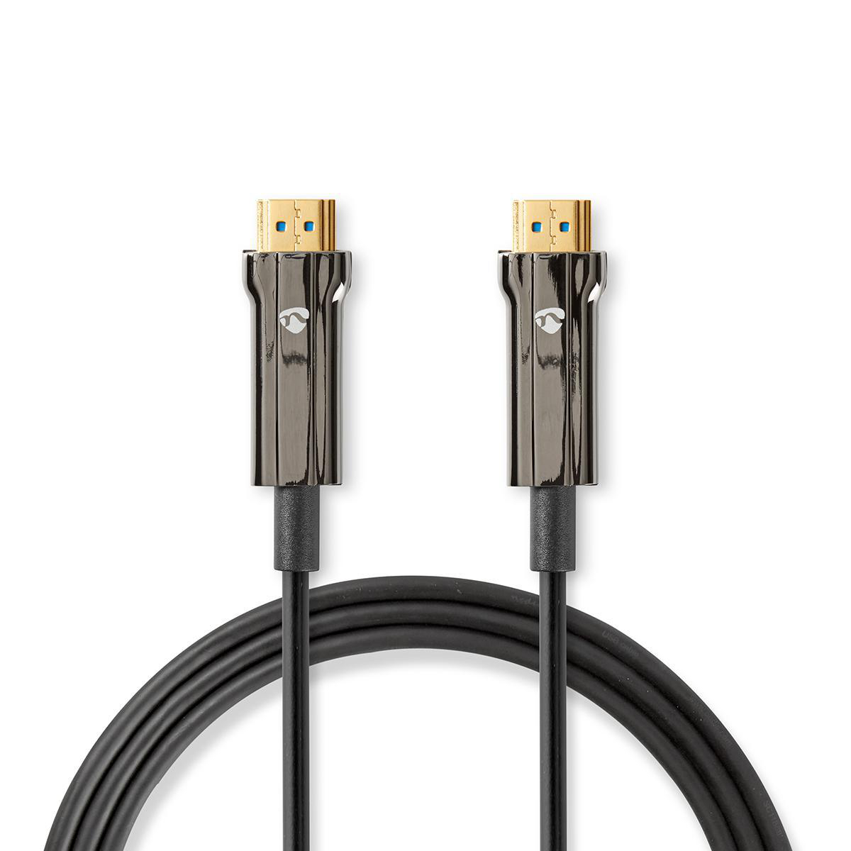 Câble HDMI noir avec connecteurs dorés. Isolé sur fond blanc. Le câble est courbé.