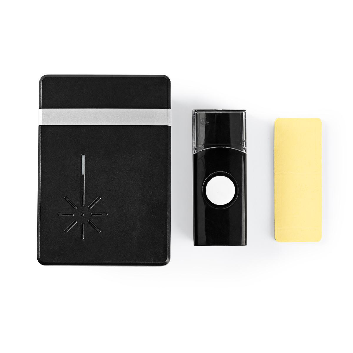 Czarny czujnik drzwi z małym białym przyciskiem i żółtym paskiem samoprzylepnym na białej powierzchni.