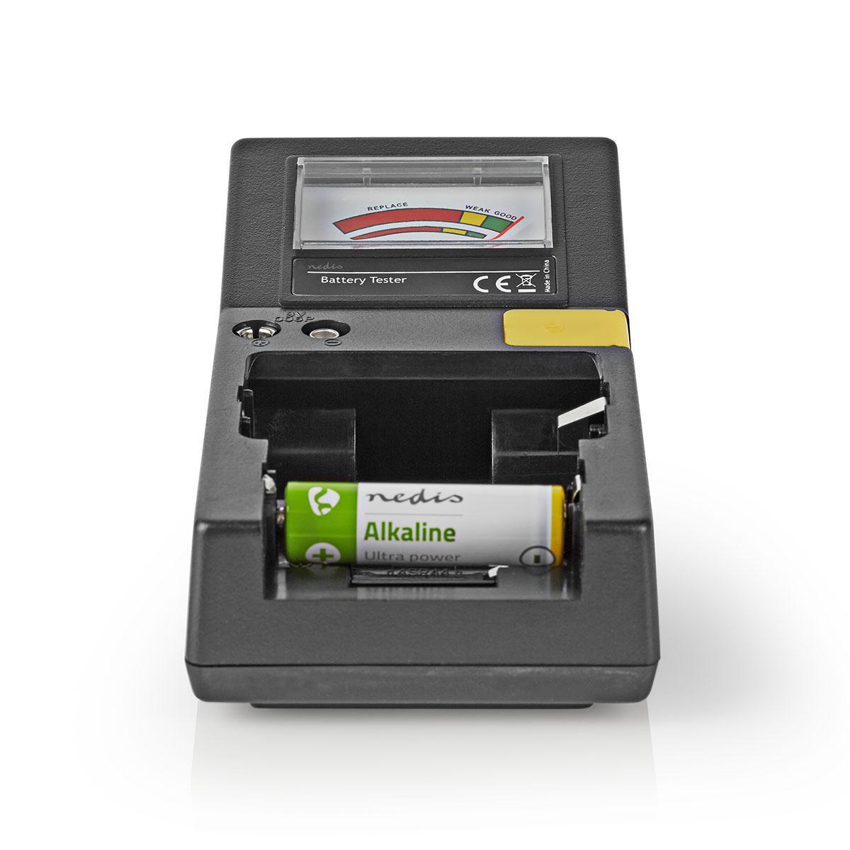Ein Batterietester mit einer Batterie auf weißem Hintergrund.