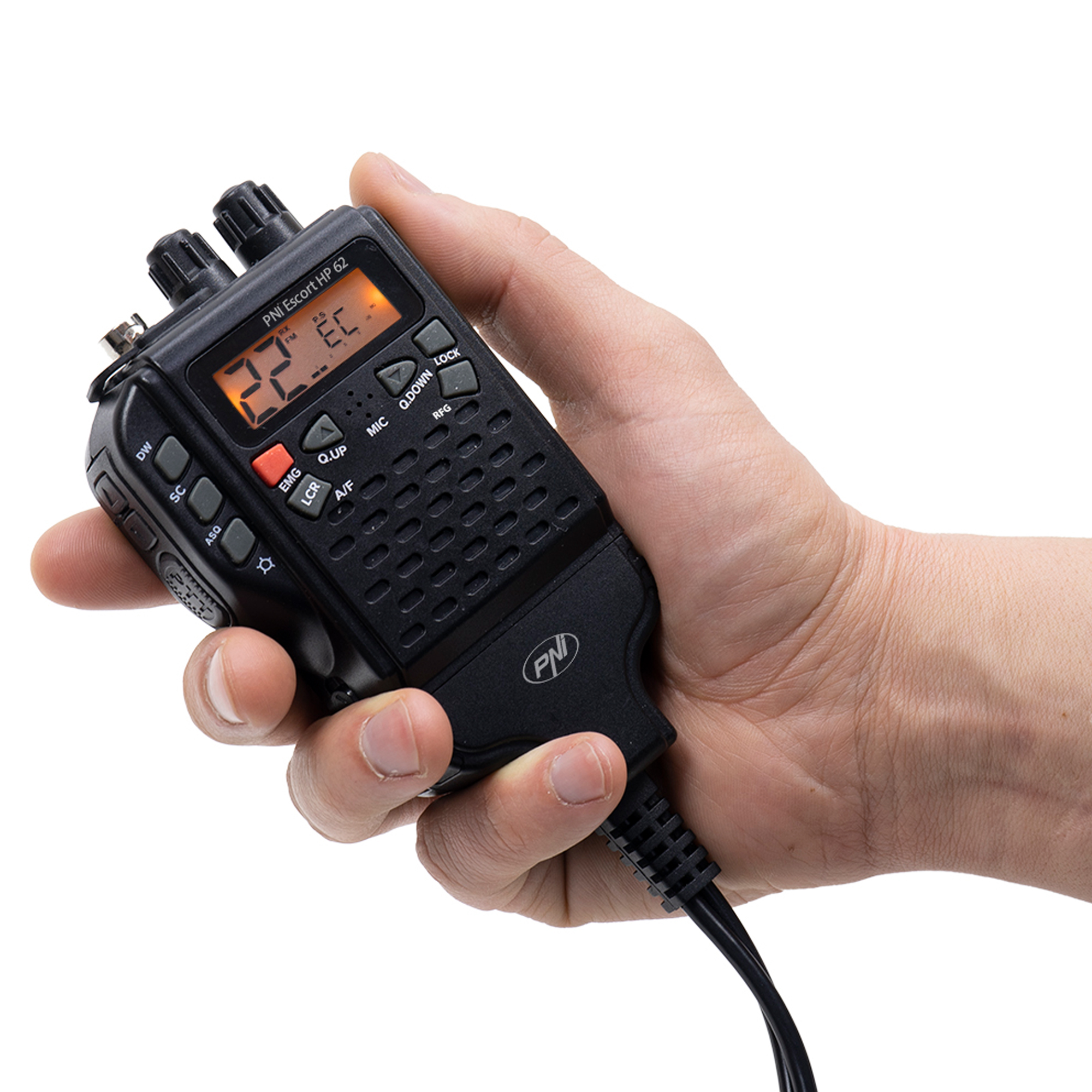 Una mano tiene una radio nera con display. Sono visibili pulsanti e manopole. Lo sfondo è bianco.