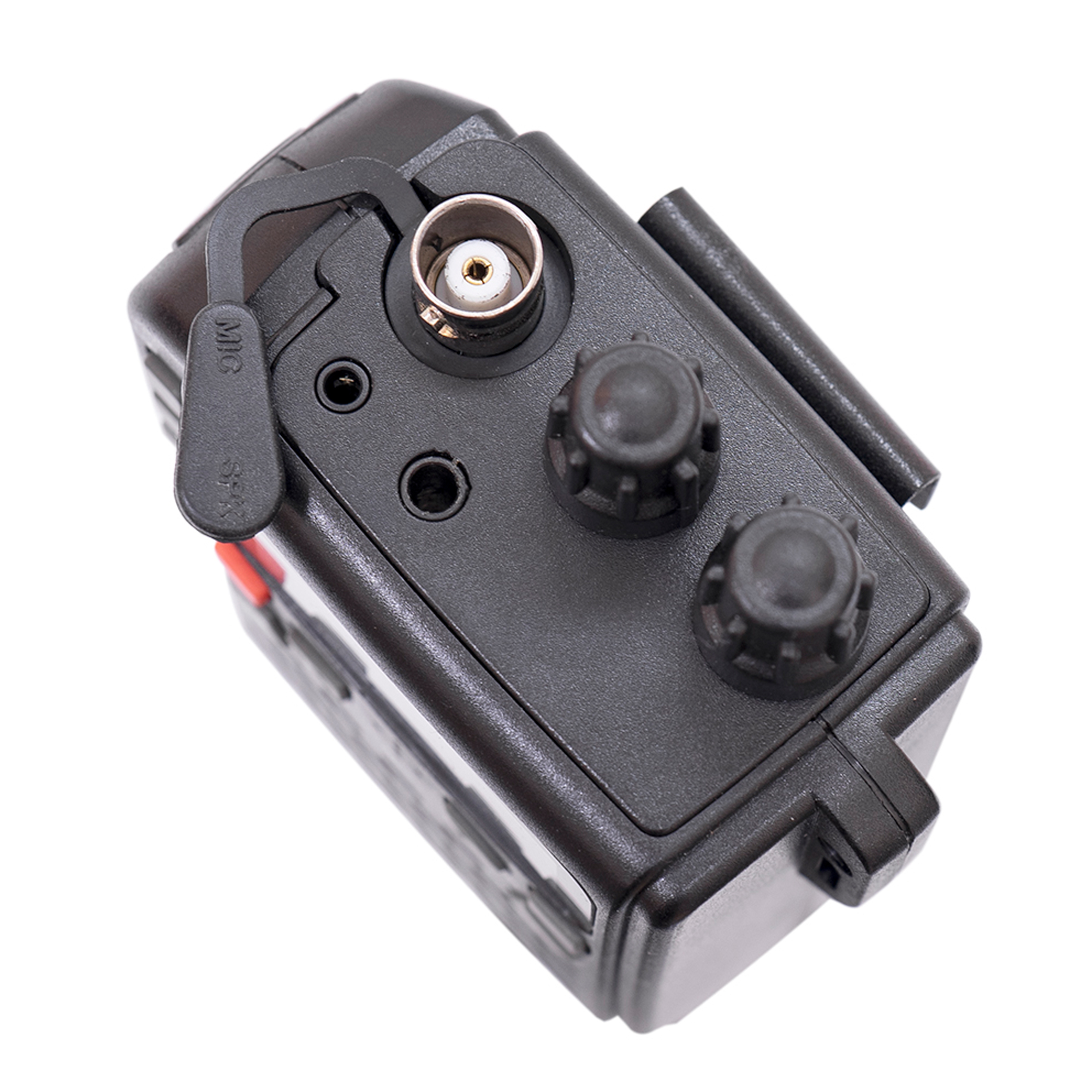 Un walkie-talkie nero su sfondo bianco. Ha manopole, antenna e jack microfonico.