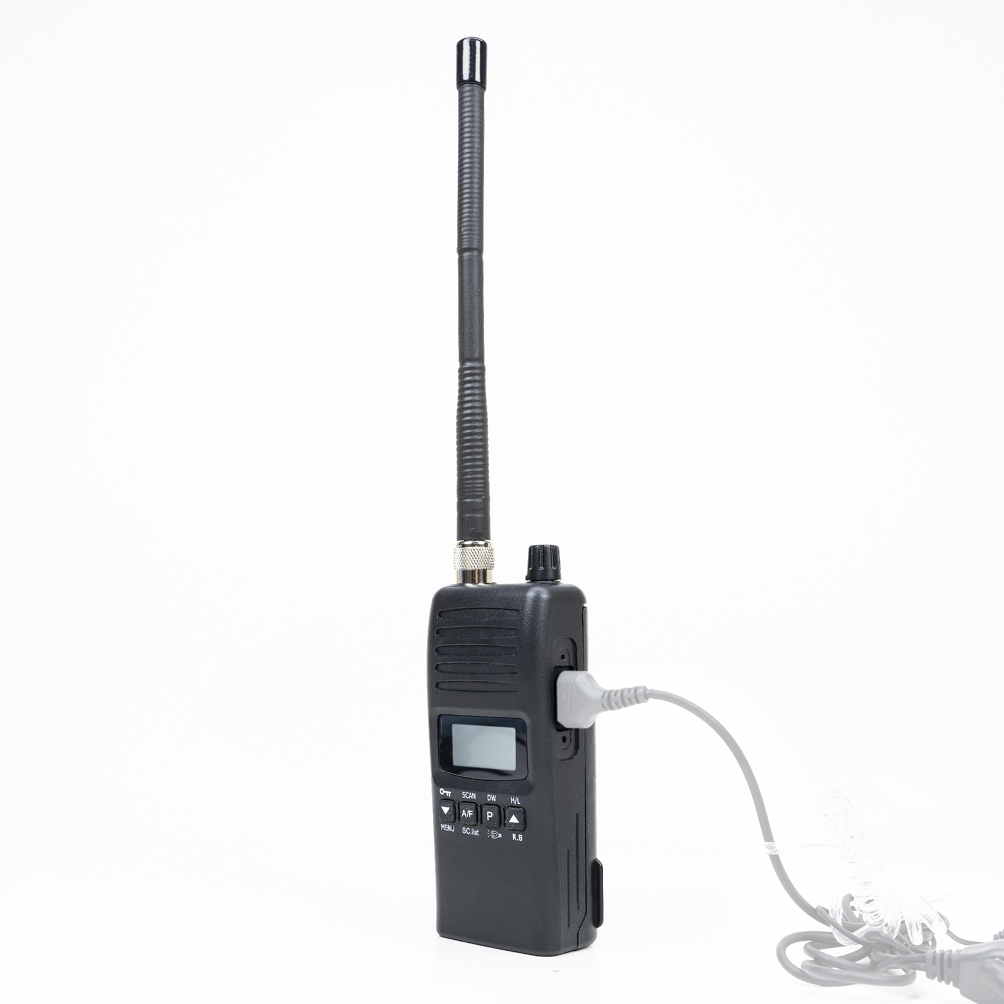 Schwarzes Funkgerät mit Antenne und Knöpfen, kleinem Bildschirm und grauem Kabel. Vor weißem Hintergrund.