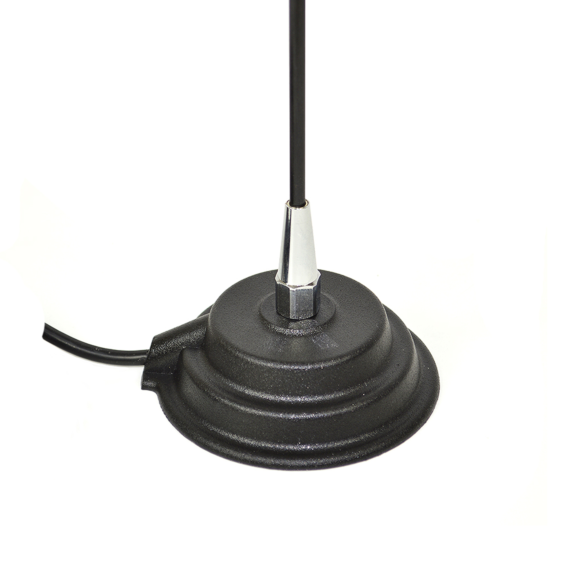 Ein schwarzer Sockel mit einer schwarzen Antenne und einem Kabel, das sich nach links erstreckt. Der Sockel befindet sich auf weißem Hintergrund.