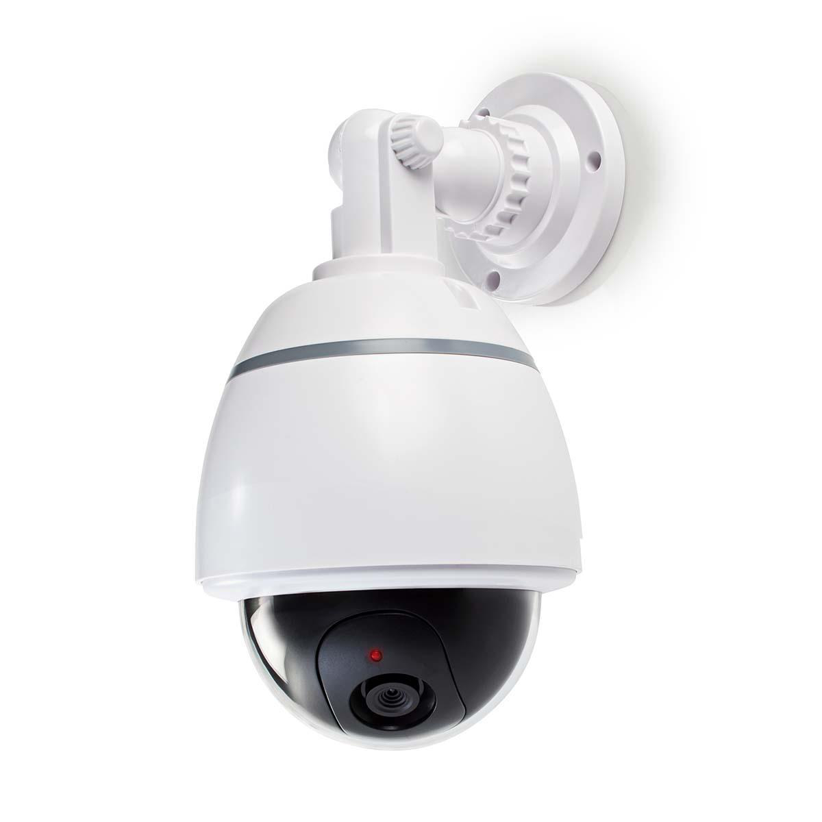 Telecamera di sicurezza bianca su un muro. La telecamera ha una base nera e una luce rossa visibile.