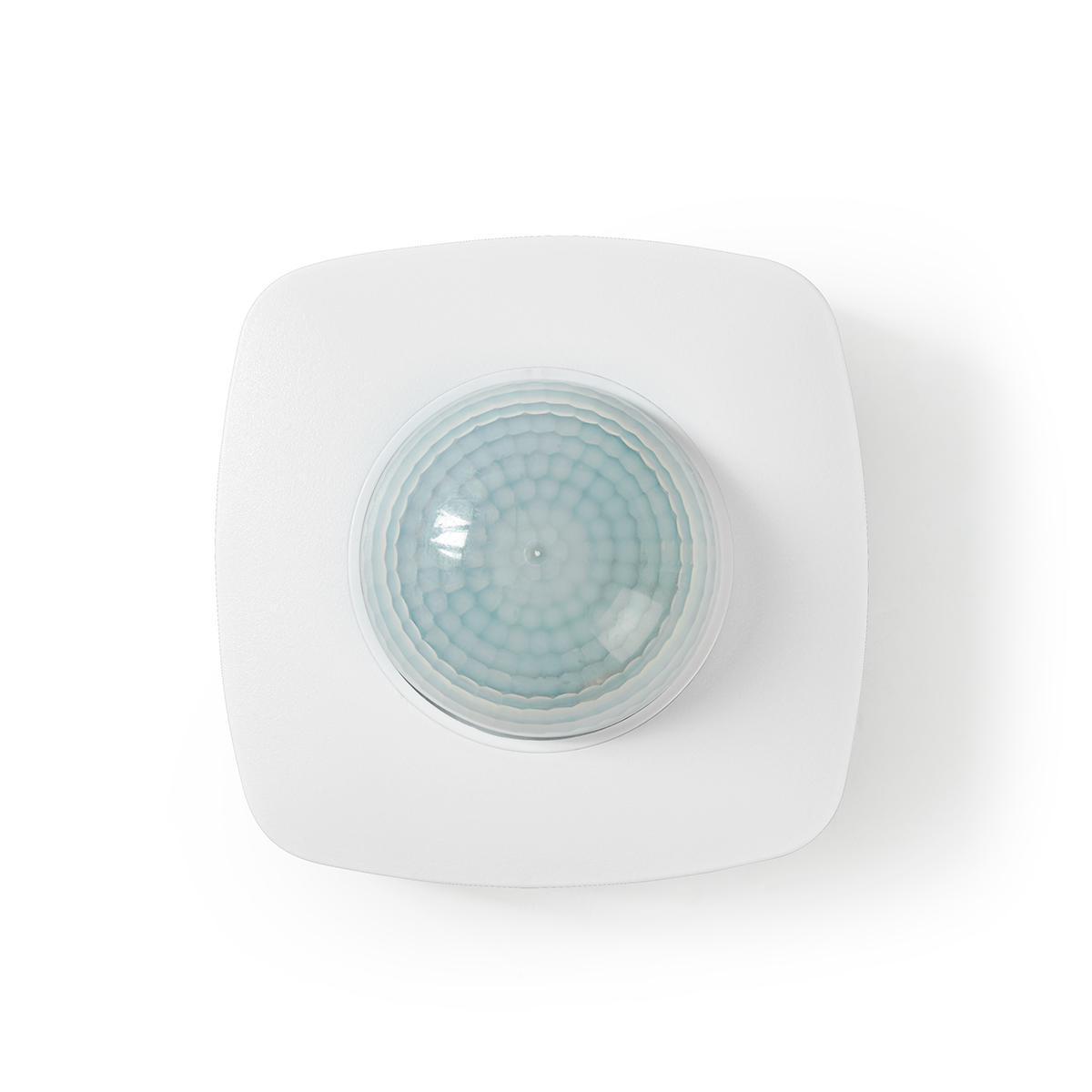 Un détecteur de mouvement blanc avec un dôme de capteur bleu-vert sur fond blanc.