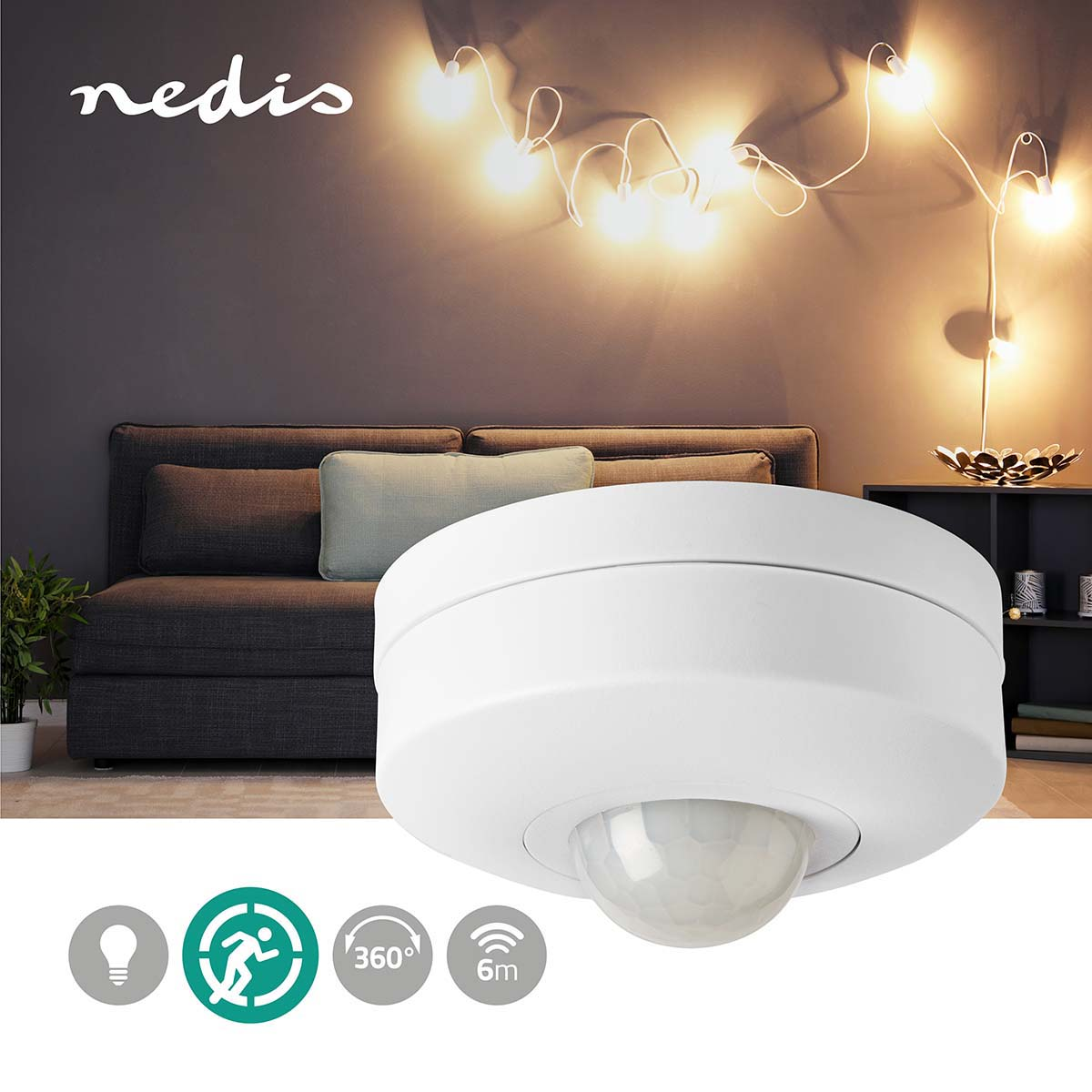Sensor de movimiento blanco instalado en una habitación con sofá, con fondo de luces borrosas.