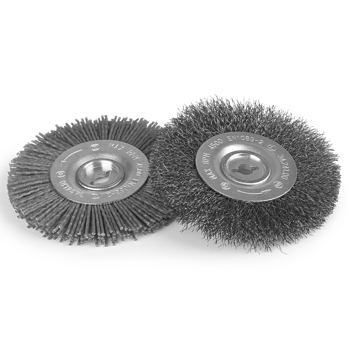 Zwei kreisförmige Schleifscheiben. Sie sind grau mit Metallmitten. Die Räder befinden sich auf weißem Hintergrund.