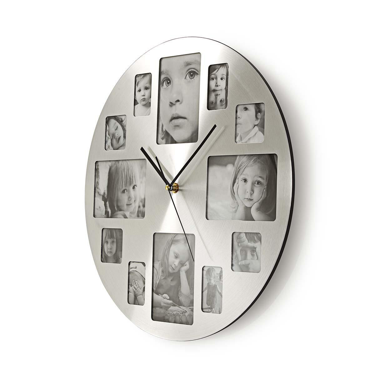 Runde Wanduhr mit Kinderfotos. Silberner Rahmen, schwarze Zeiger und goldene Mitte.