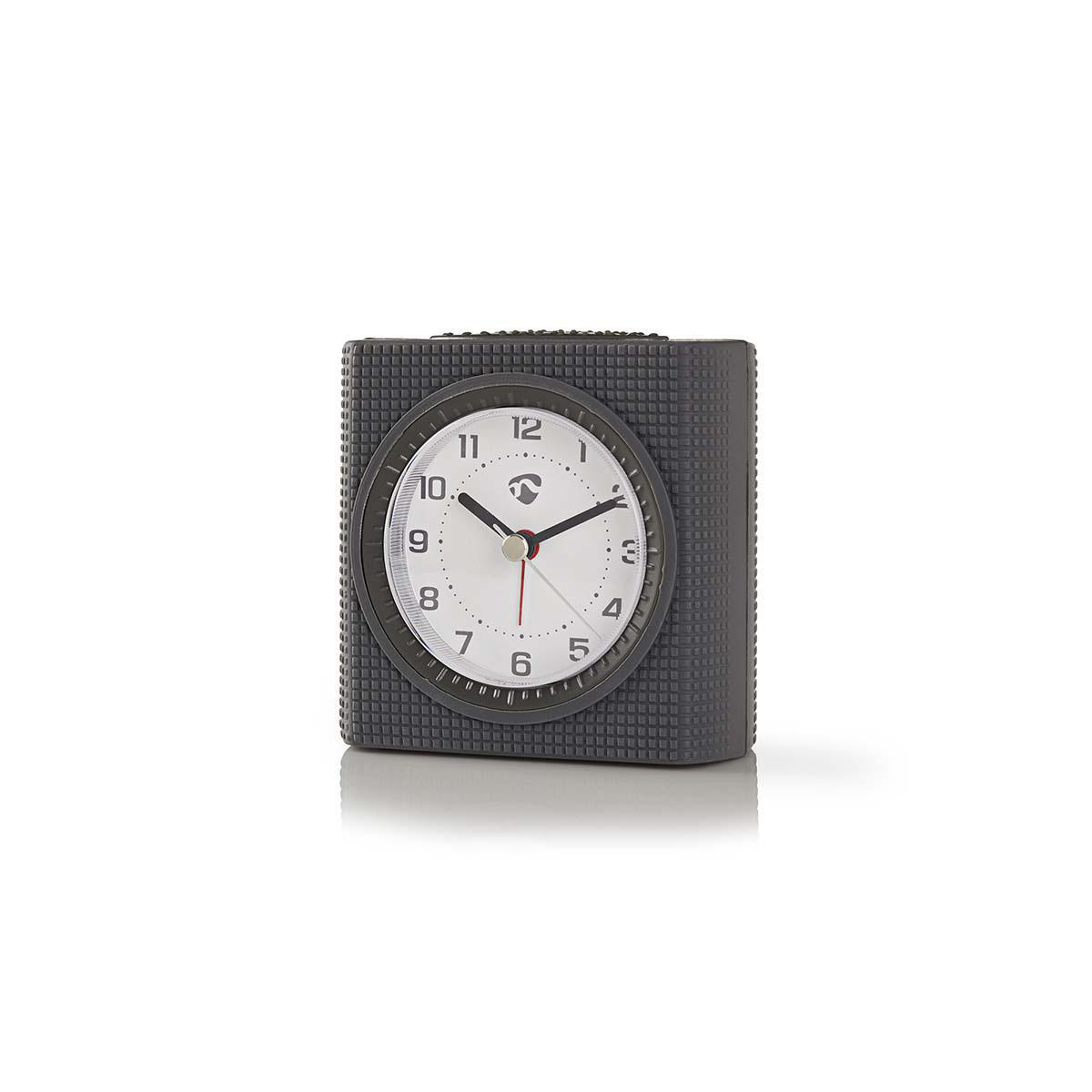 Ein dunkelgrauer, quadratischer Wecker mit weißem Zifferblatt, der die Uhrzeit anzeigt. Die Uhr steht auf einer weißen Oberfläche.