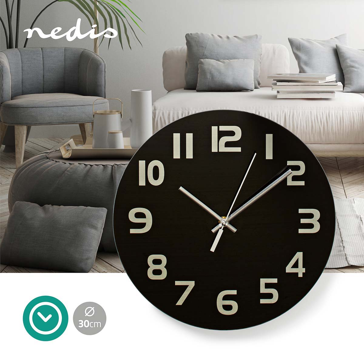 Eine schwarze runde Uhr mit weißen Ziffern, Zeigern und einem Haus im Hintergrund. Die Uhr hängt an der Wand.