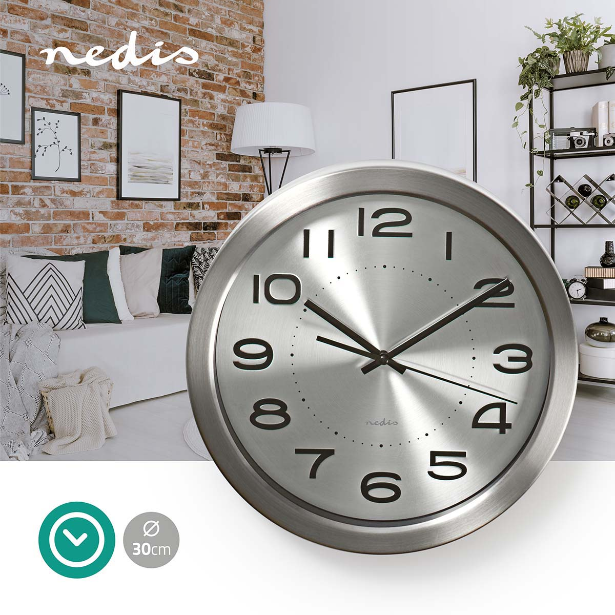 Silber gerahmte Wanduhr mit schwarzen Zahlen vor schwarzem Hintergrund.