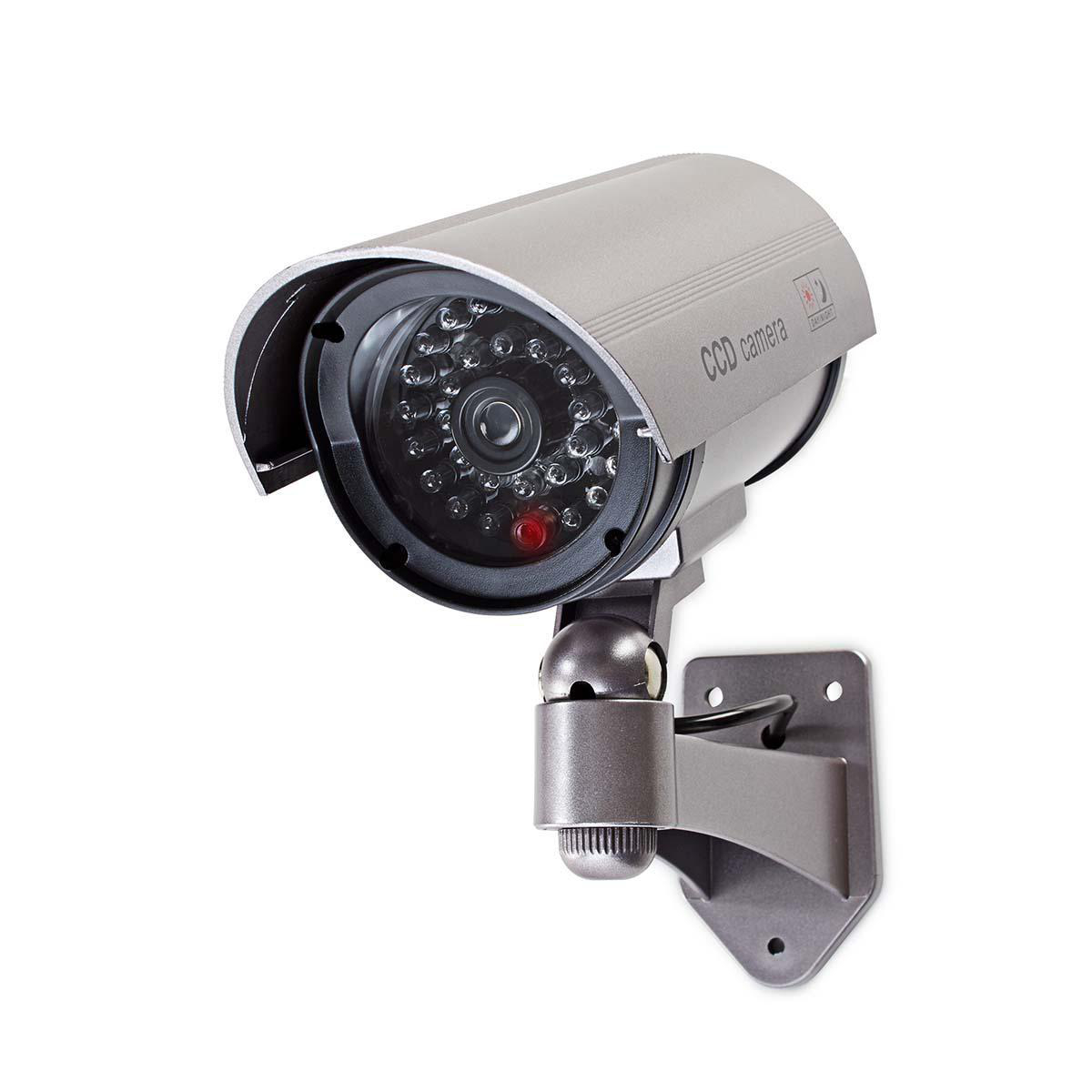 Telecamera CCTV grigia montata a muro. Ha una cupola, luce rossa e la scritta 'CCD camera'.