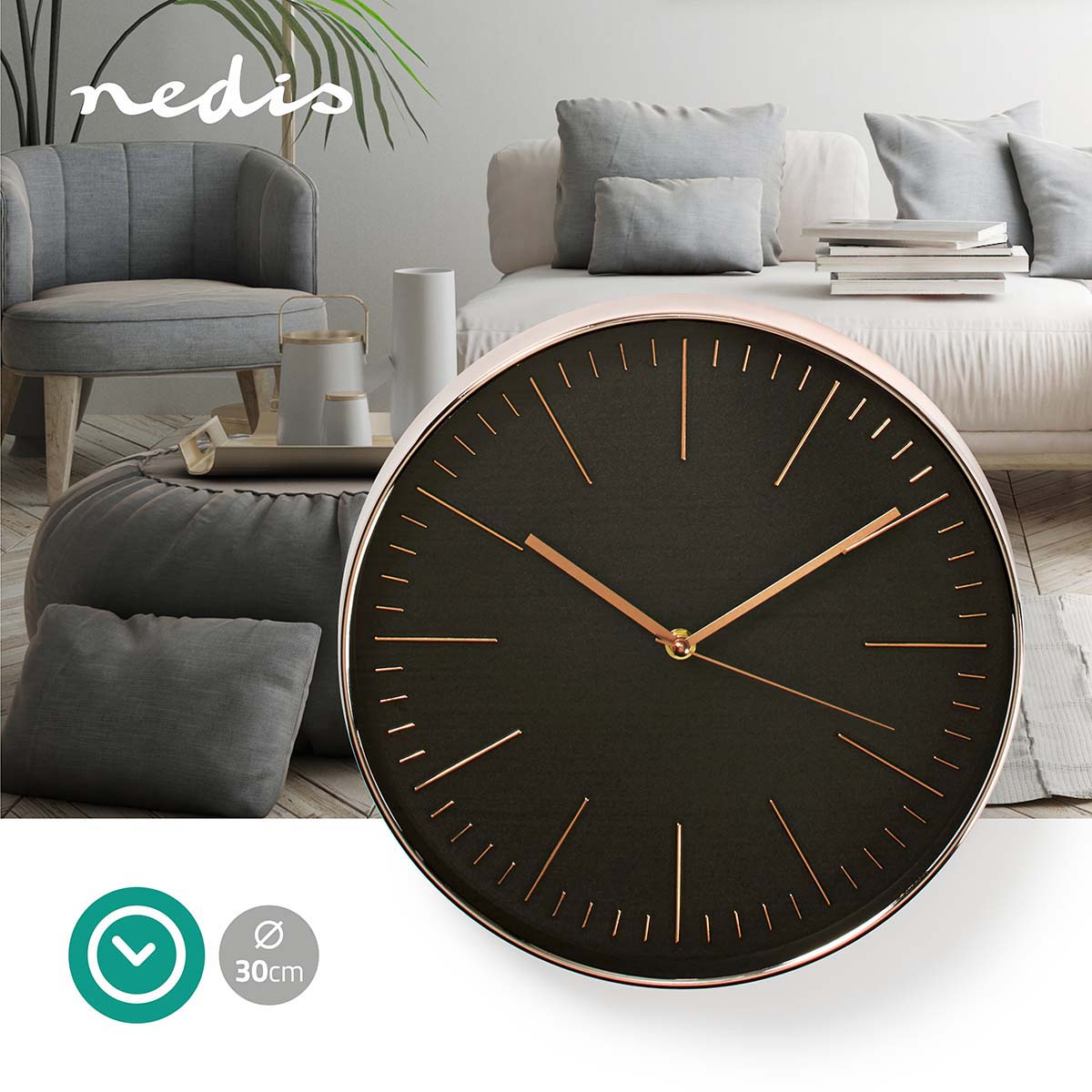 Schwarze Wanduhr mit goldenen Akzenten. Schwarzes Zifferblatt mit goldenen Zeigern. Sofa im Hintergrund.