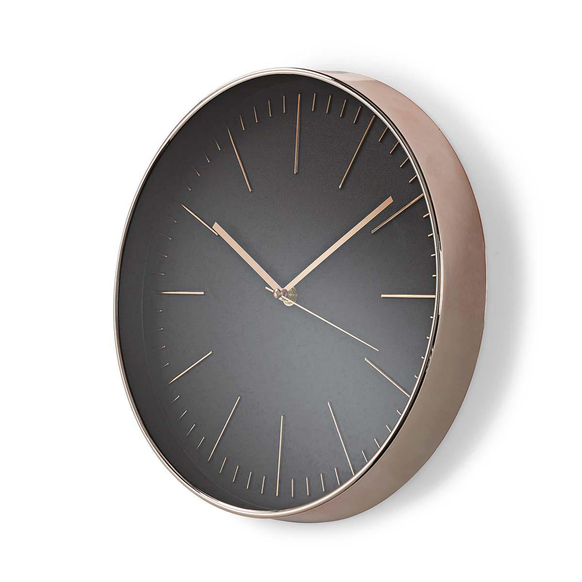 Eine schwarze Uhr mit roségoldenen Akzenten, die die Zeit anzeigt. Die Uhr steht auf einer weißen Oberfläche.