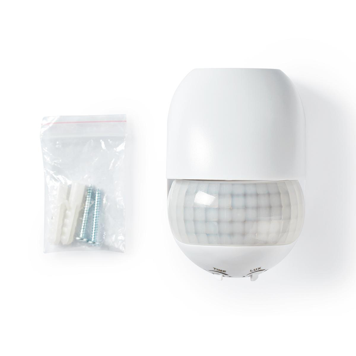 Biały czujnik ruchu i worek śrub na białym tle. Czujnik ma ustawienia czasu i lux.
