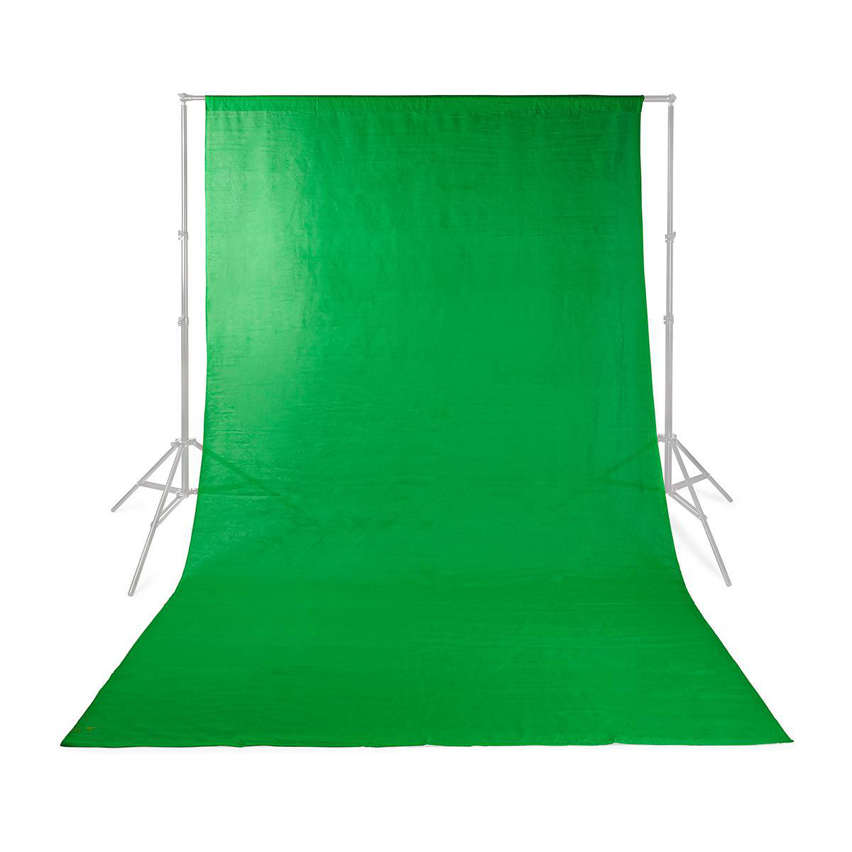 Un fondale verde su un supporto, pronto per la fotografia o il video. Sfondo bianco.