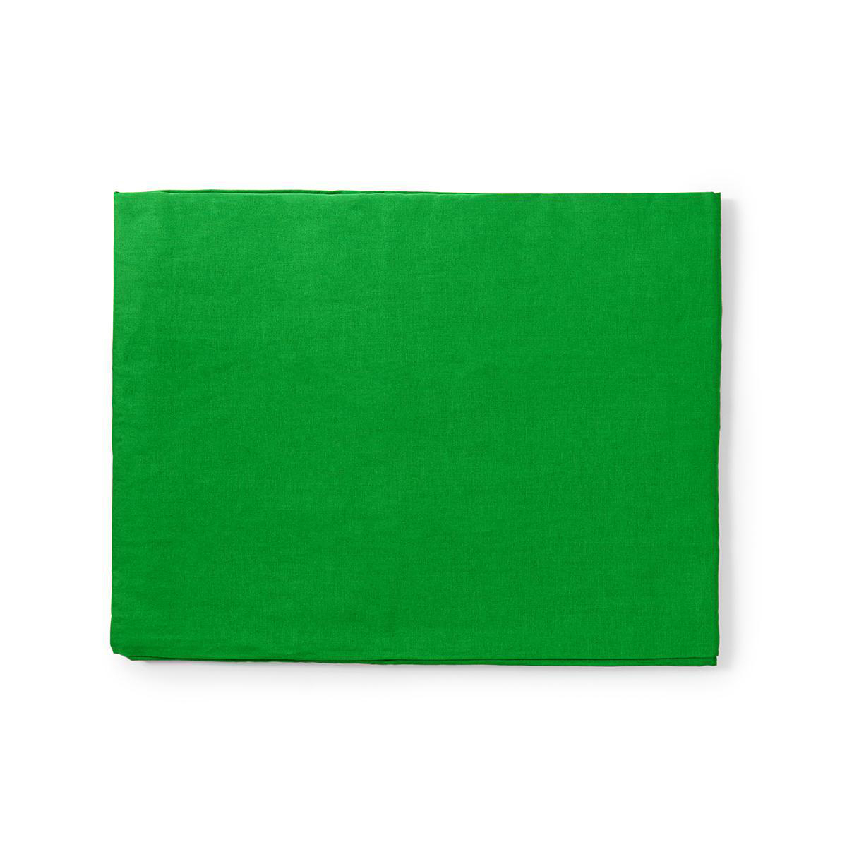 Un quadrato verde pieno di tessuto su sfondo bianco. I bordi sono di un verde leggermente più scuro.