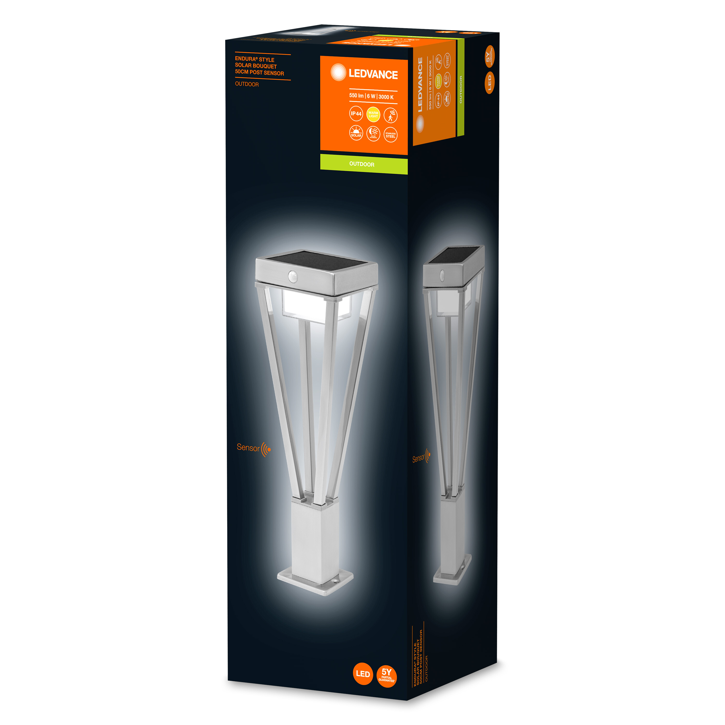 Eine verpackte Solar-Außenleuchte mit zwei Lampen auf der Vorderseite, vor dunklem Hintergrund.
