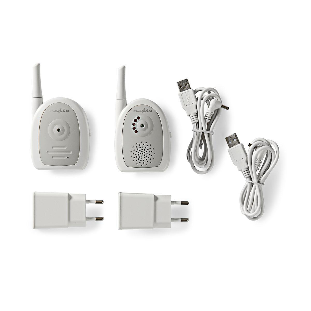 Set baby monitor: due unità, due caricabatterie e due cavi USB, su bianco.