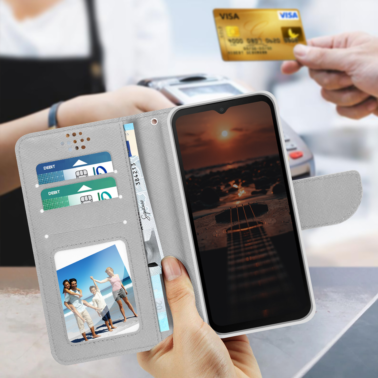 Custodia grigia aperta con carte, soldi e un telefono con immagine del tramonto.