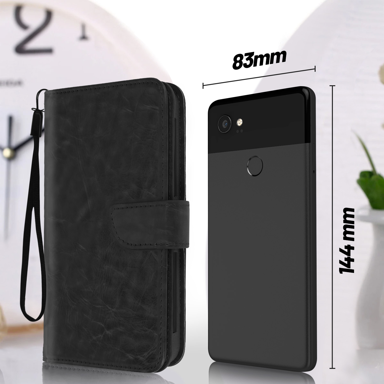 Schwarze Handyhülle mit Handy und Uhr im Hintergrund.