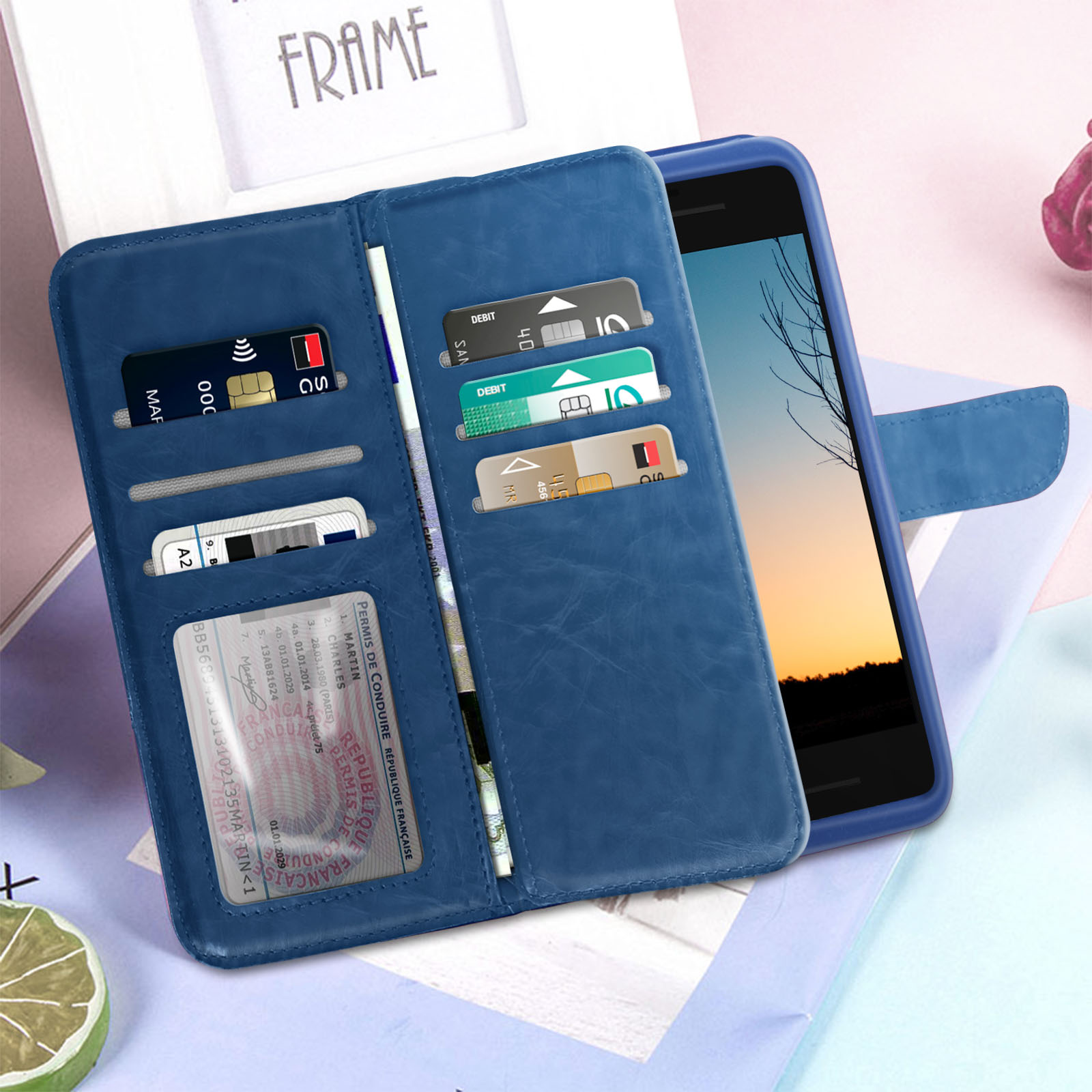 Una custodia per telefono in pelle blu, aperta, con carte di credito e patente nelle fessure.