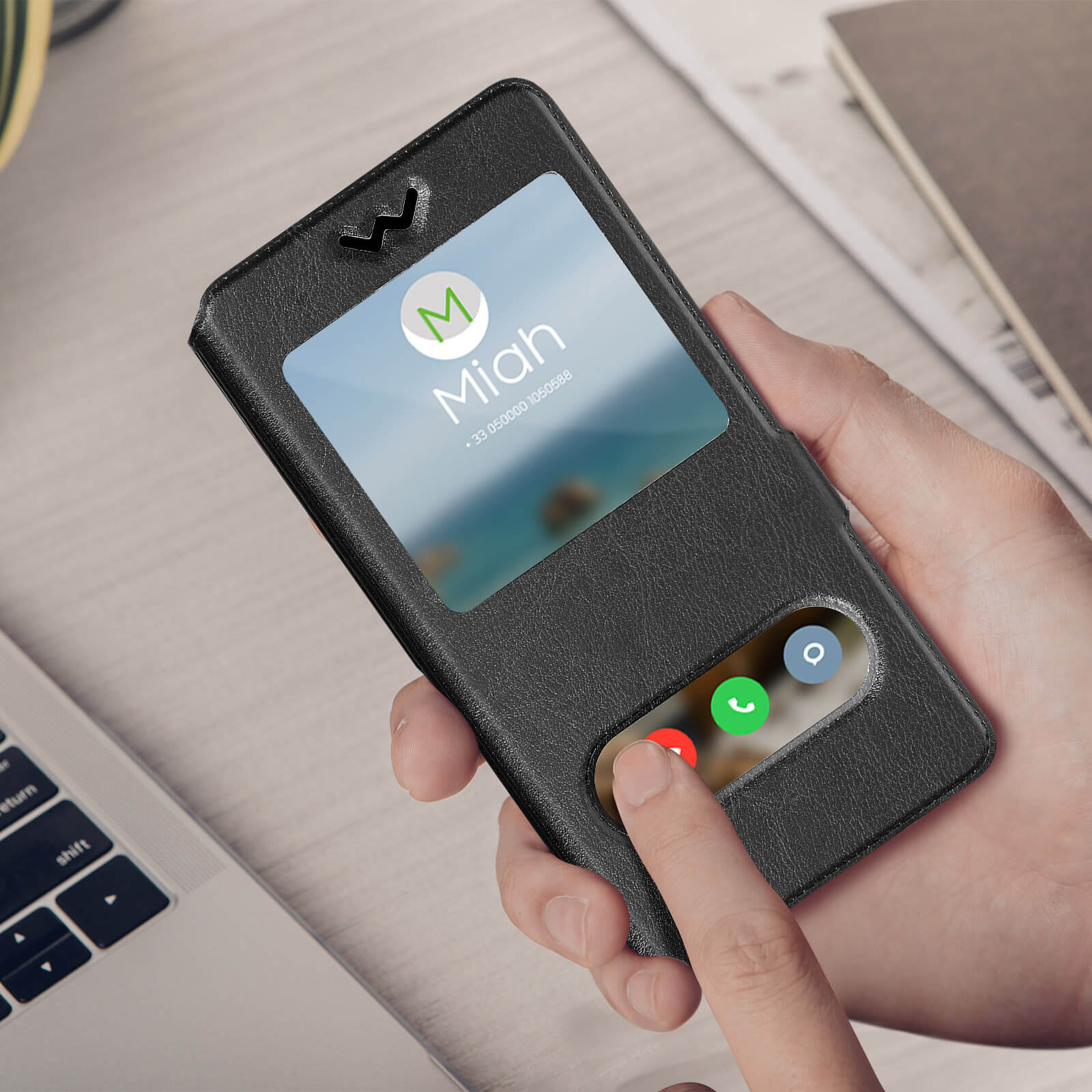 Una mano che tiene una custodia nera che mostra una chiamata in arrivo da Miah con touchscreen.