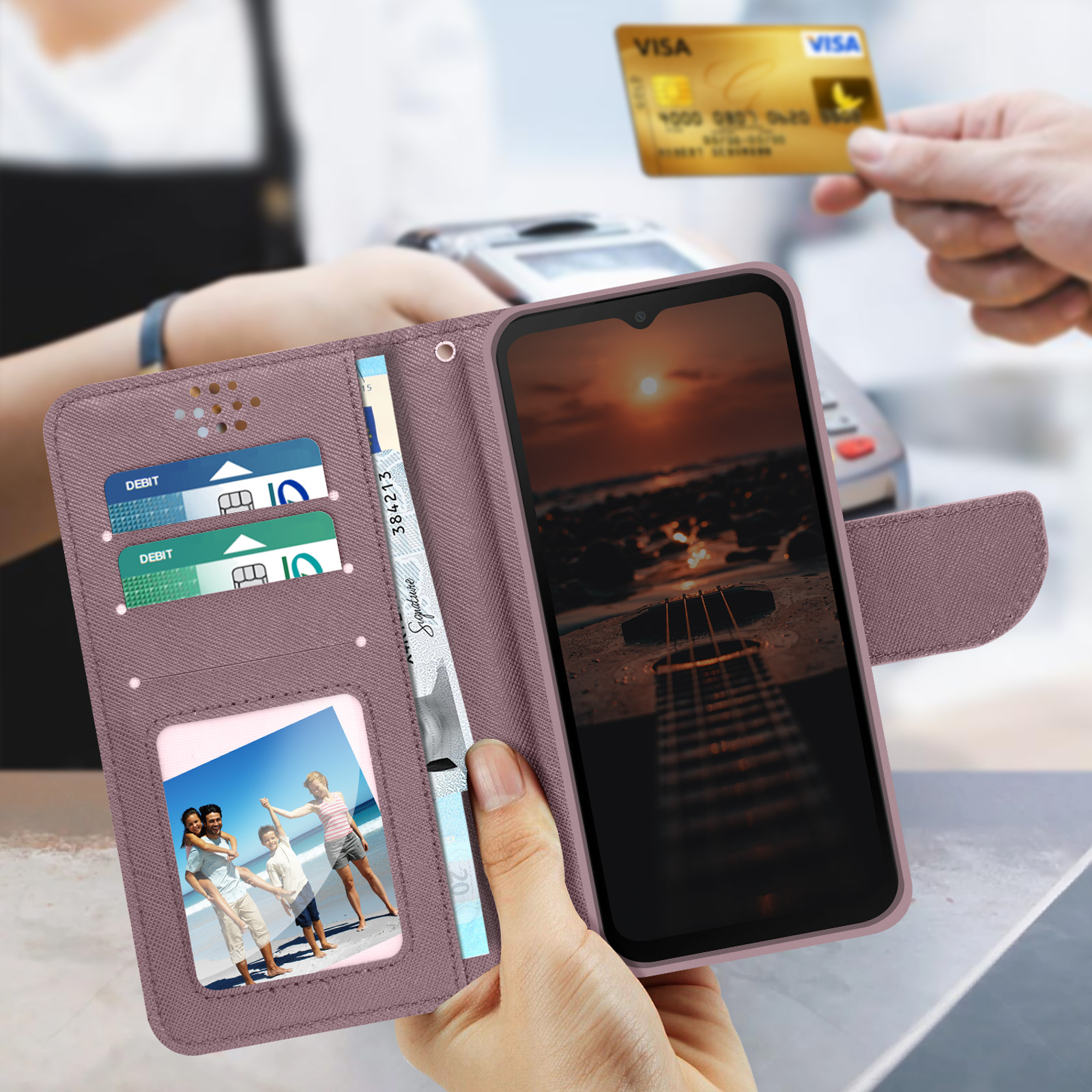 Una persona tiene in mano una custodia per telefono con un telefono e carte di credito.