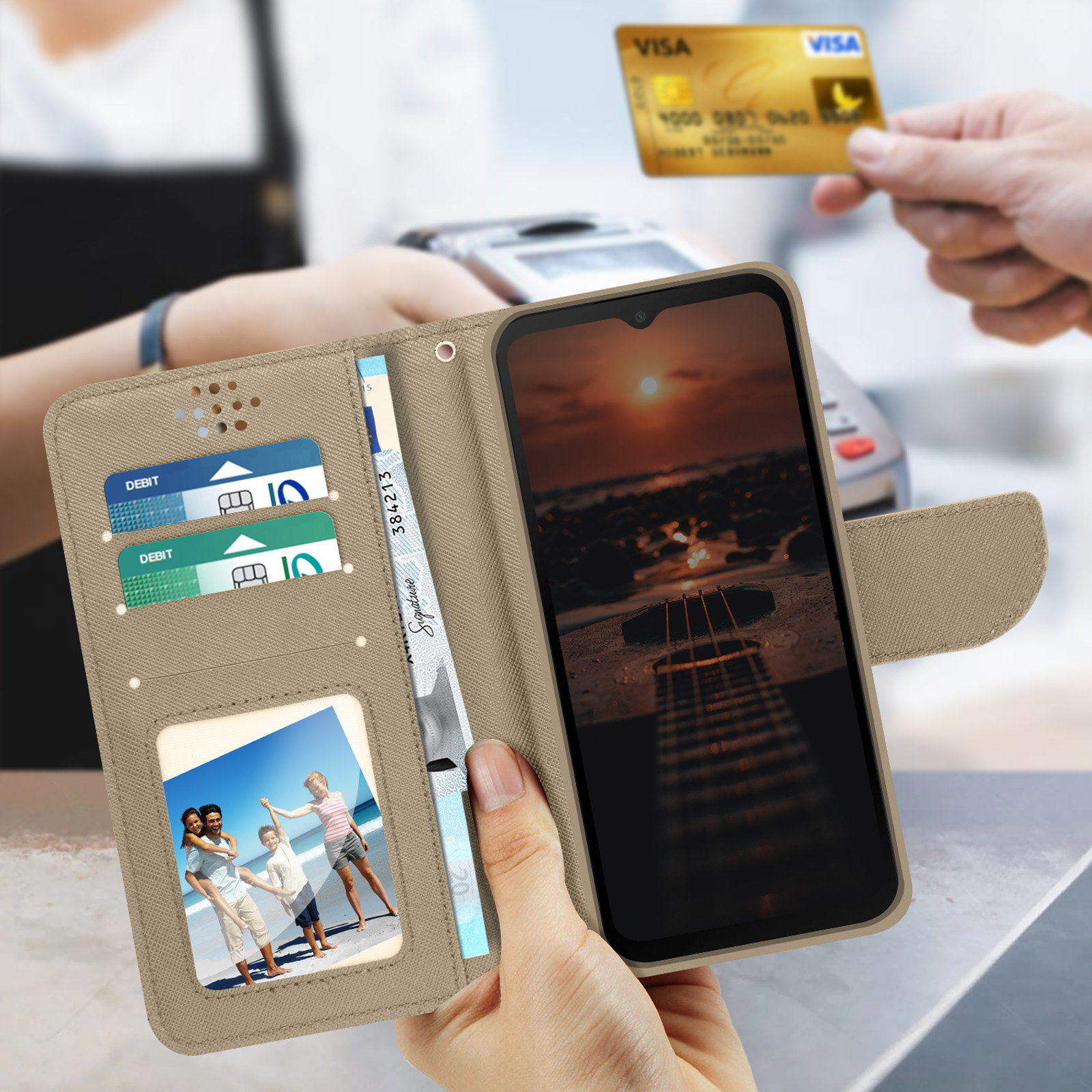 Portafoglio telefono beige. Mostra carte, contanti e foto di famiglia. Mano che tiene carta Visa.