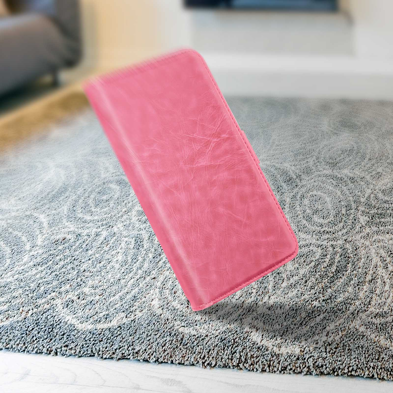 Una custodia rosa per telefono fluttua sopra un tappeto a motivi.