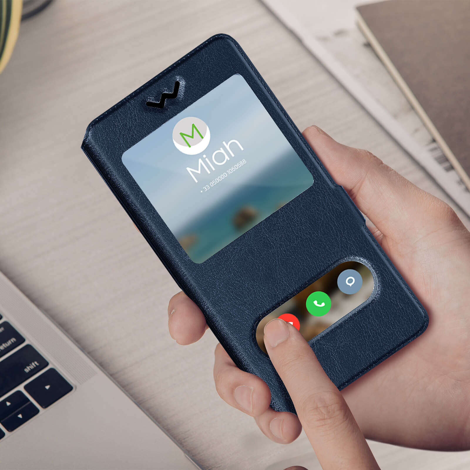 Custodia blu per telefono che mostra una chiamata da 'Miah' sullo schermo.