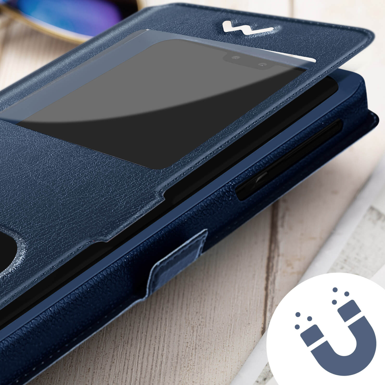 Custodia blu per telefono con un telefono all'interno. Sfondo tavolo in legno e logo bianco.