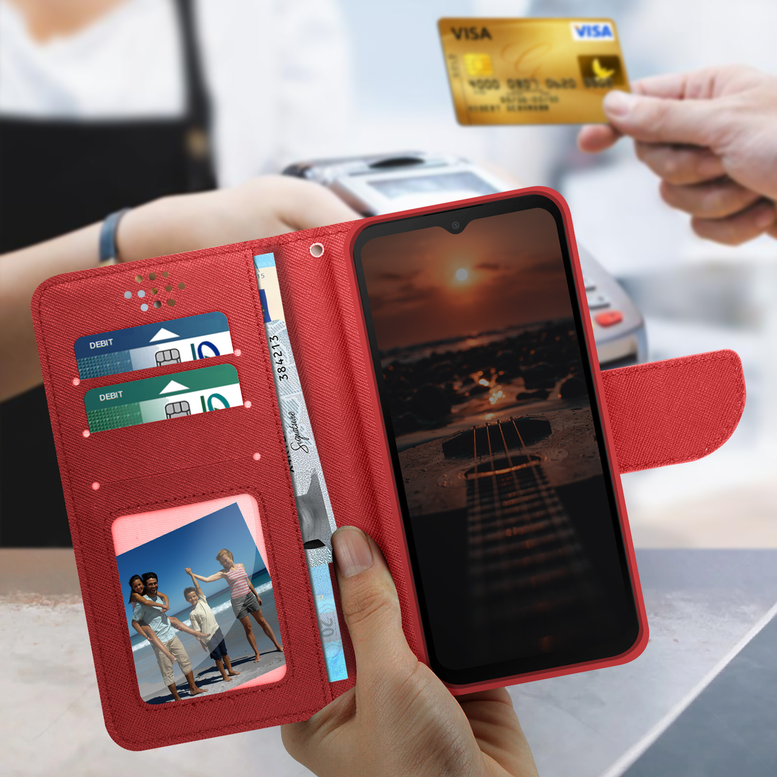 Una persona tiene in mano una custodia rossa per telefono con un telefono all'interno. Una carta di credito viene scansionata sullo sfondo.
