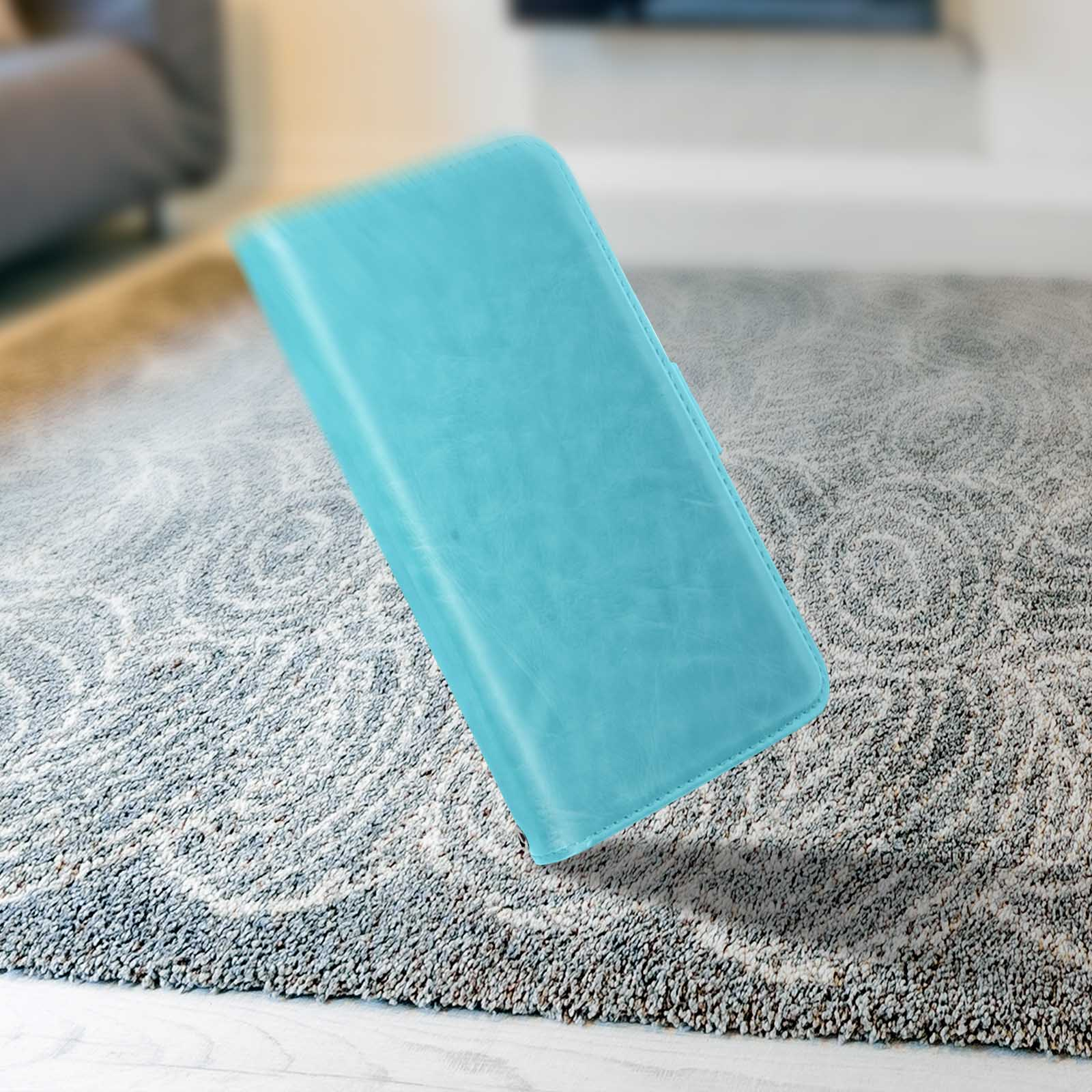 Una custodia per telefono azzurra appoggiata su un tappeto, che mostra una trama simile alla pelle e una vista laterale.