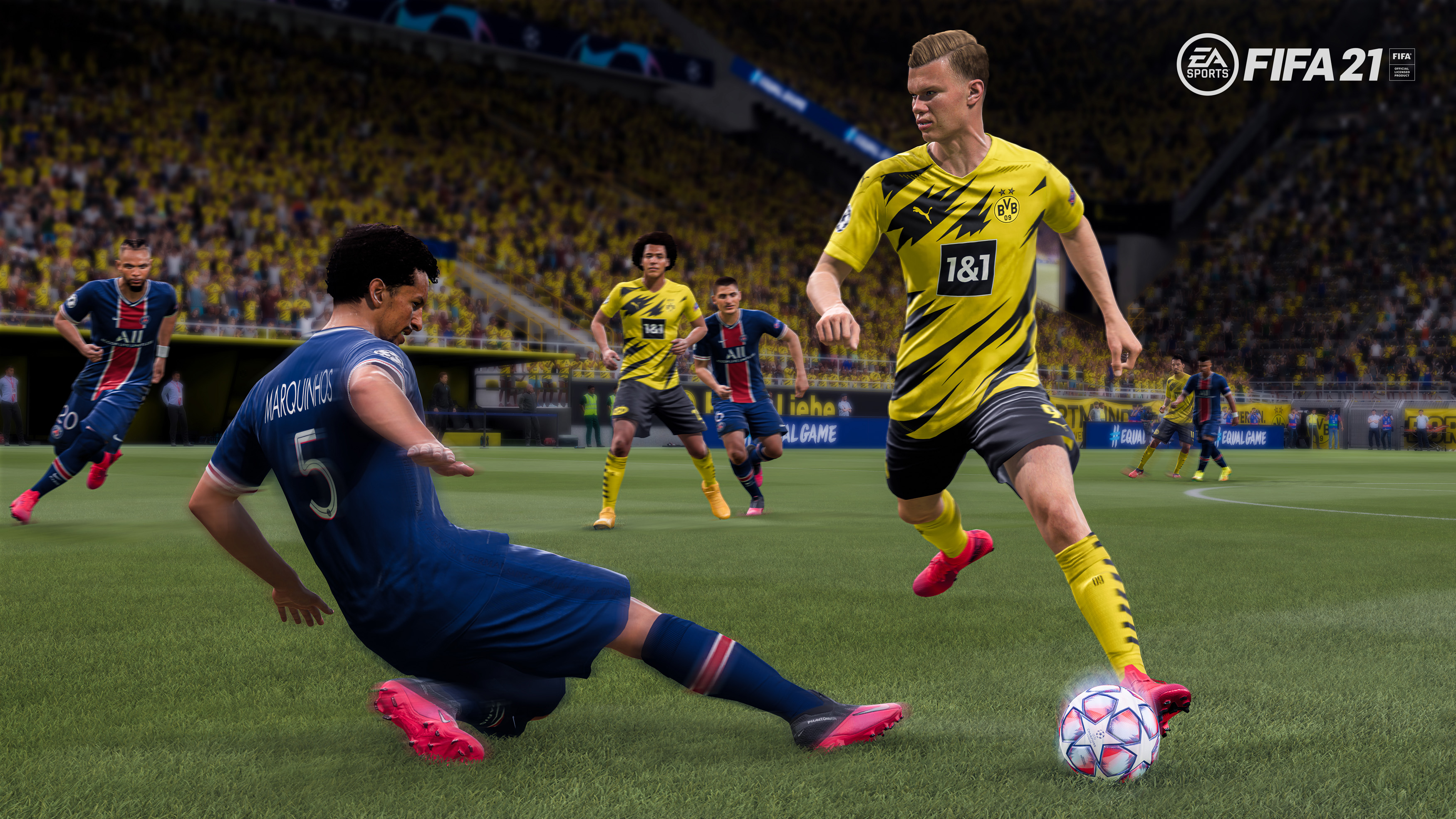 Fußballspieler in einem Spiel. Ein Spieler rutscht, um den Ball zu bekommen. Der Spieletitel wird angezeigt.