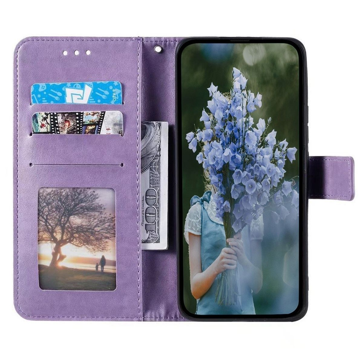 Eine lila Handyhülle geöffnet, ein Telefon, Karten und ein Bild enthüllend, mit einem floralen Hintergrundbild.