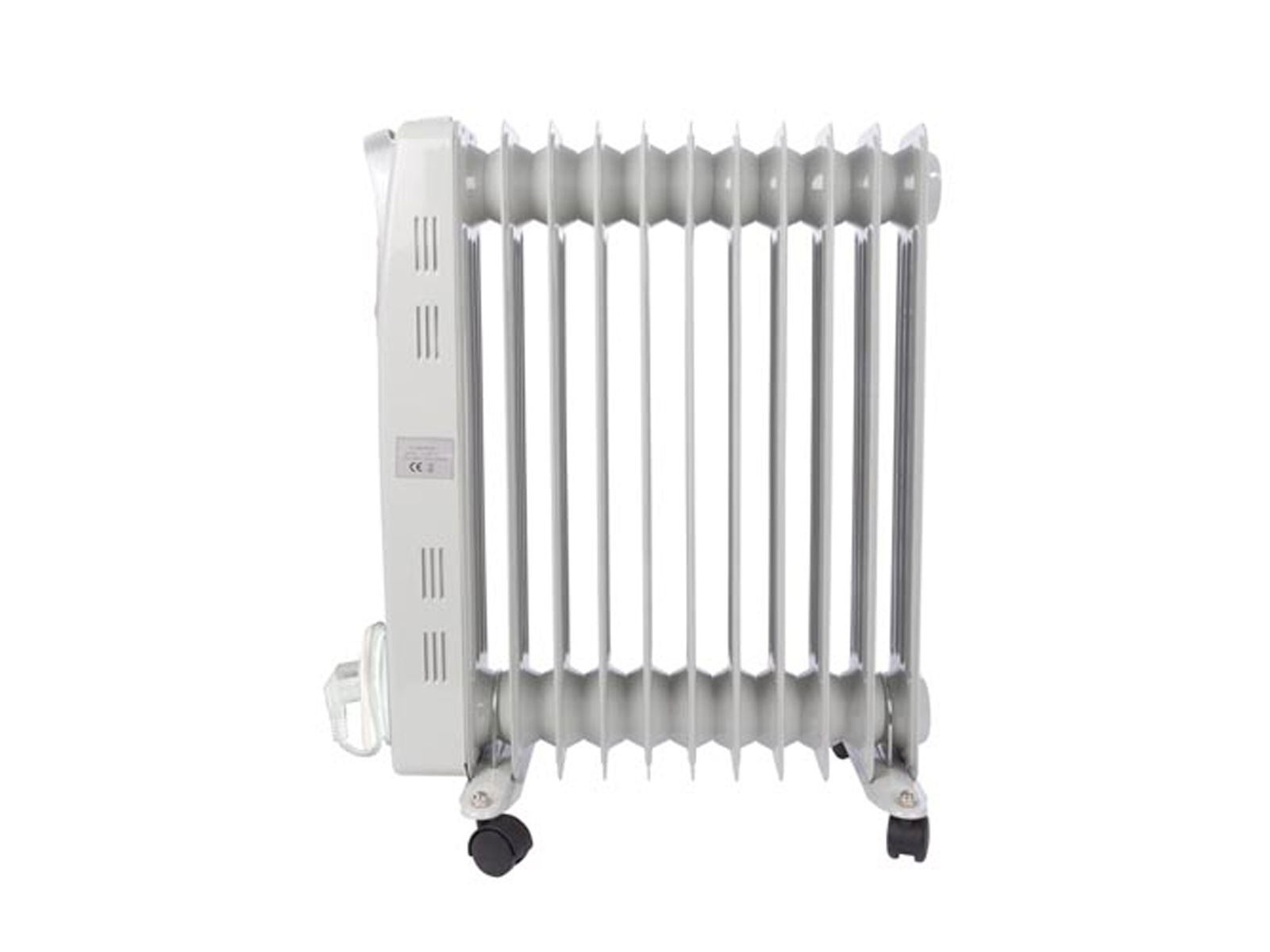 Weißer Ölradiator mit mehreren Rippen und Rädern. Seitenansicht auf weißem Hintergrund.