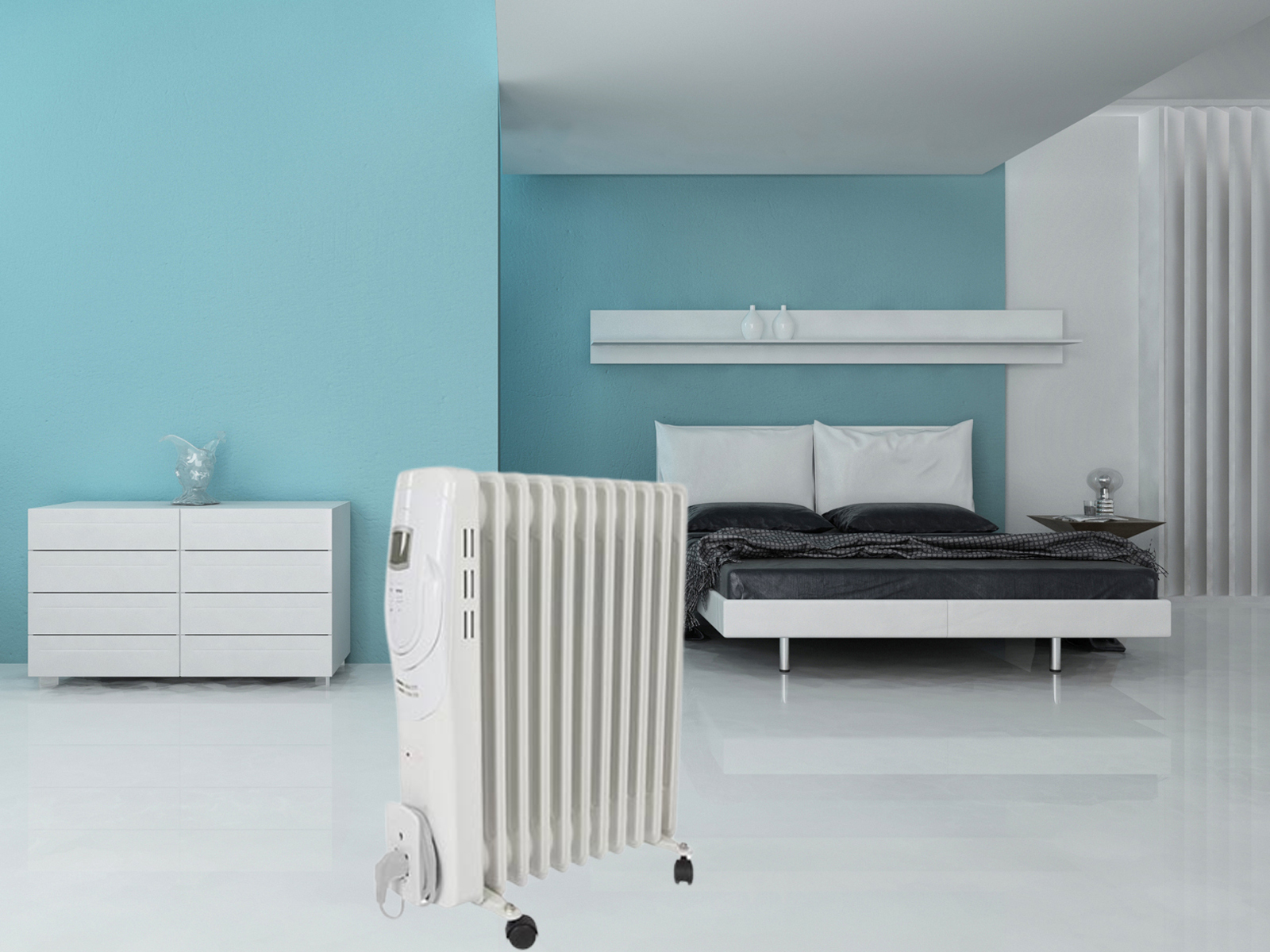 Schlafzimmer mit weißem Ölheizer im Vordergrund. Blaue Wand, weiße Möbel, schwarzes Bett.