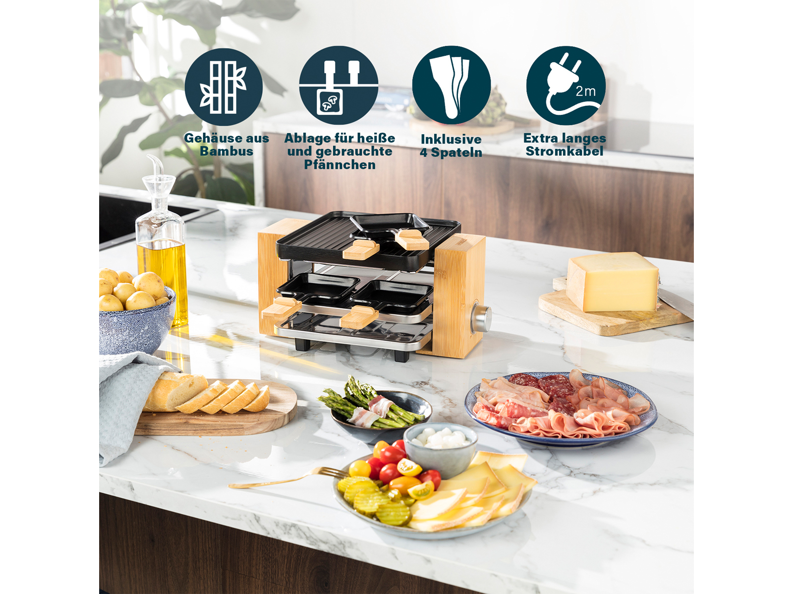 Griglia per raclette con formaggio, carne, verdure e alloggiamento in stile bambù su un bancone.