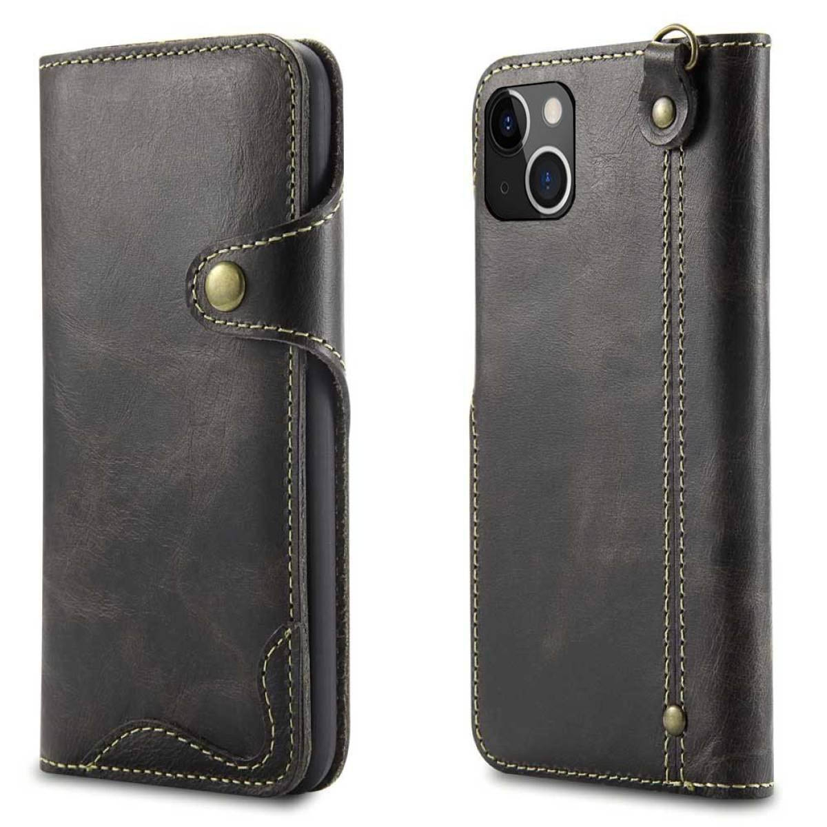 Eine braune Leder-Handyhülle. Sie hat einen Knopfverschluss und eine Schlaufe an der Seite. Das Telefon ist sichtbar.