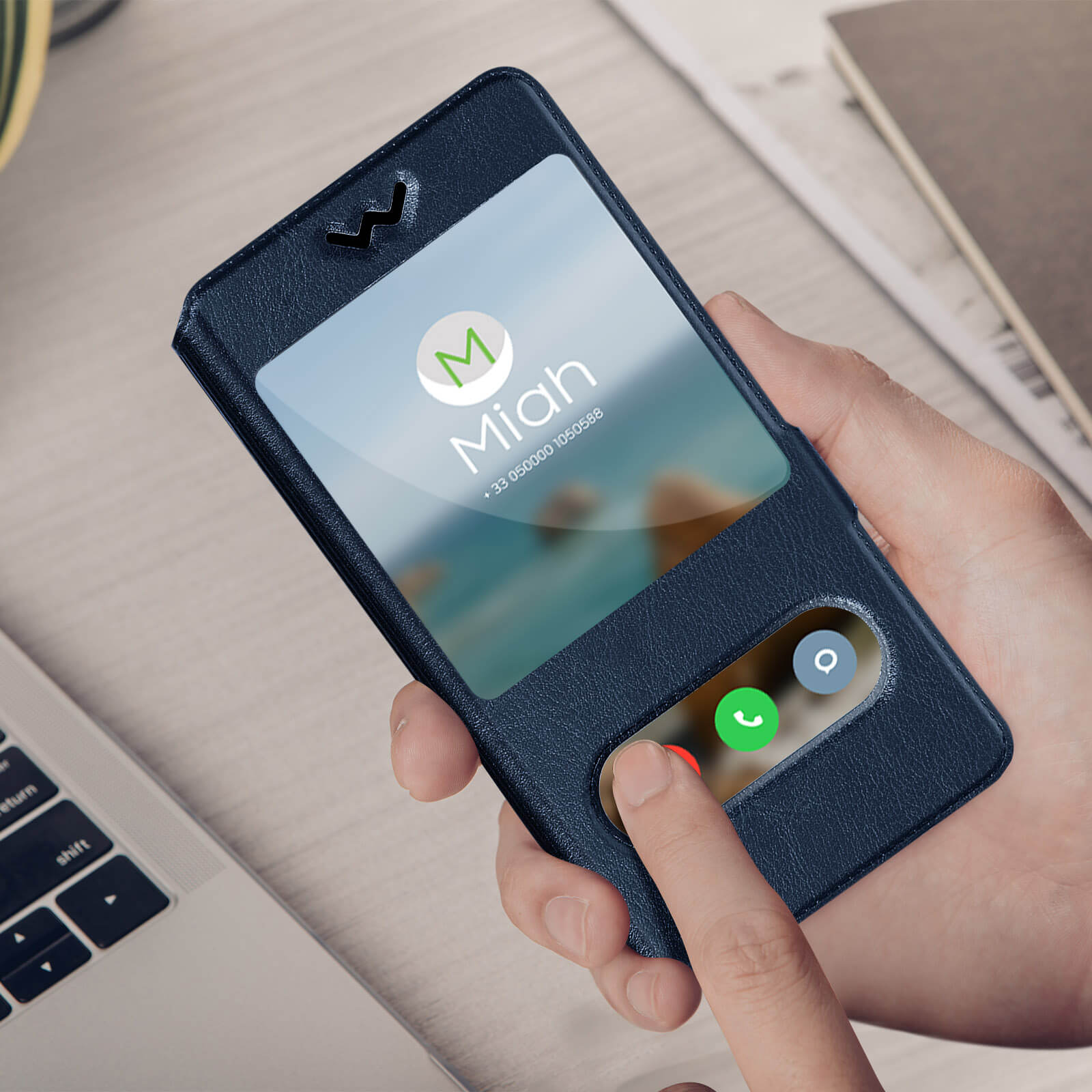 Una mano tiene una custodia per telefono. Lo schermo mostra nome e numero di contatto.