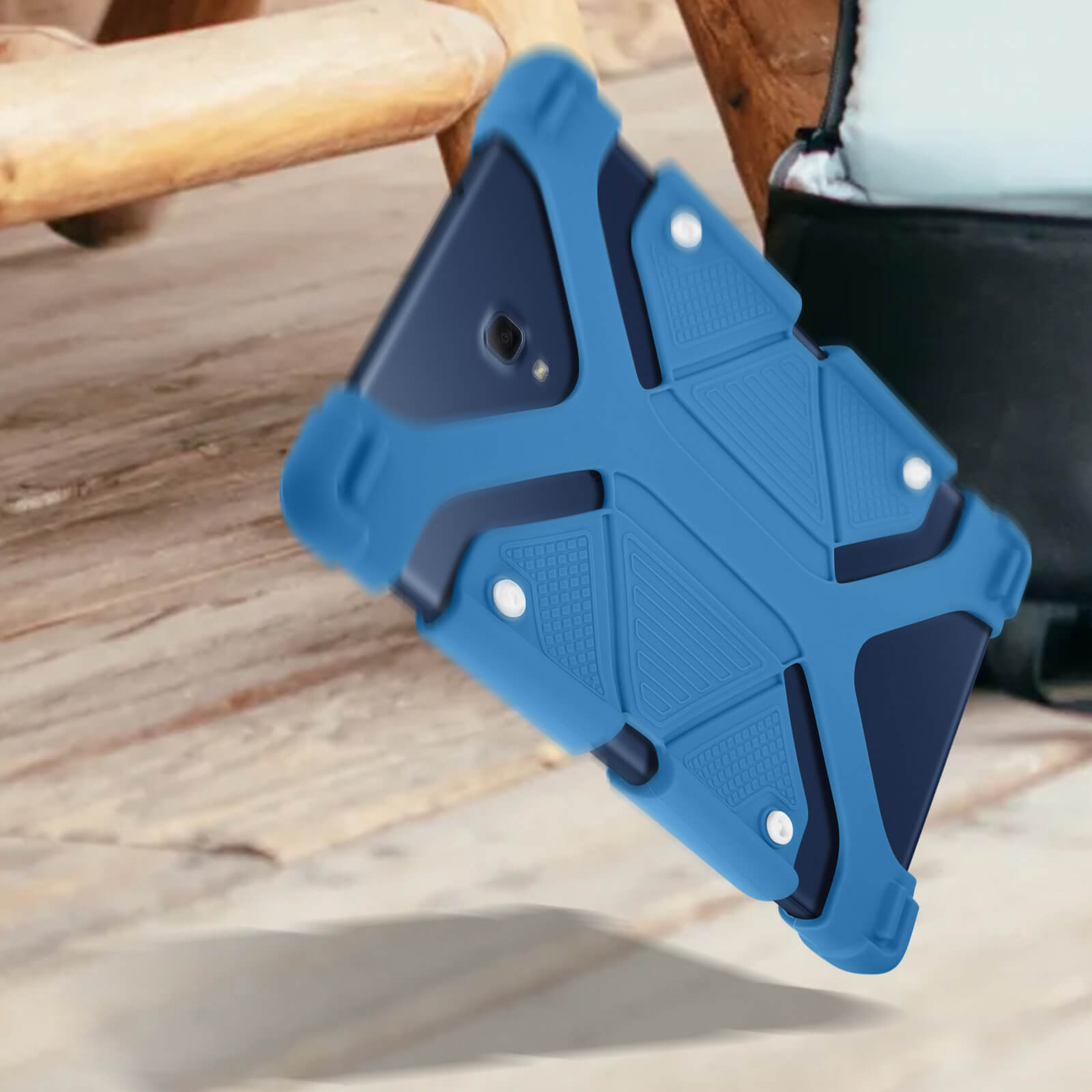 Eine blaue Handyhülle. Es hat ein einzigartiges Design und befindet sich auf einer Oberfläche mit unscharfem Hintergrund.