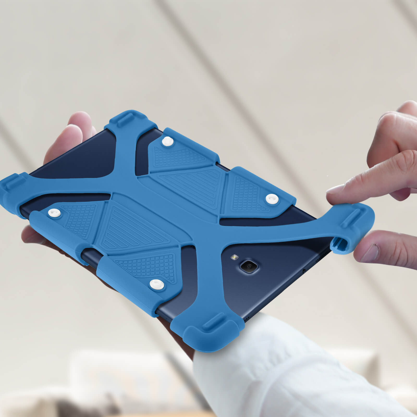 Eine Hand hält ein Tablet in einer blauen Schutzhülle vor weißem Hintergrund.