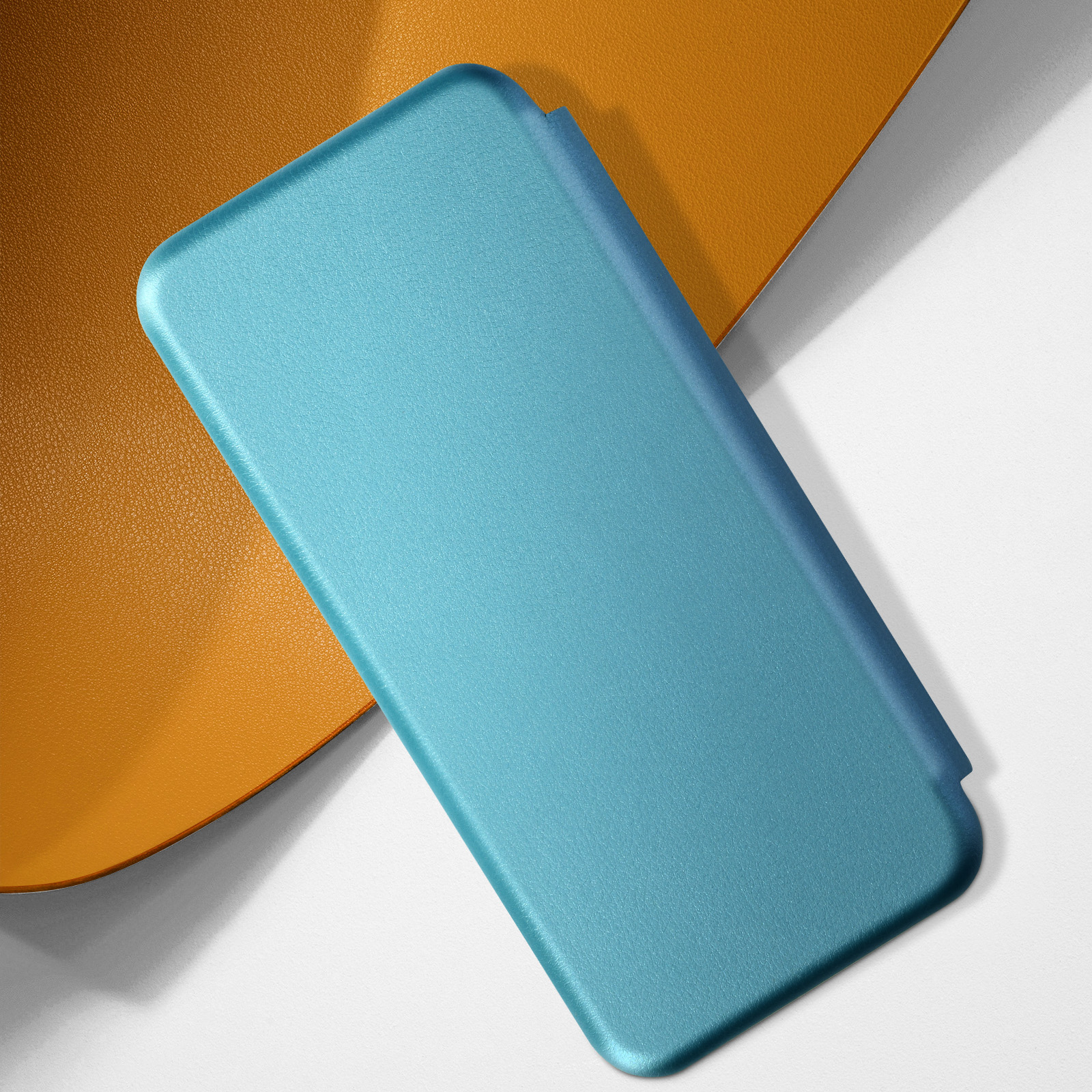 Una custodia per telefono blu su una superficie. La custodia è aperta. Lo sfondo è arancione e bianco.